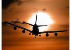 இந்தோனேசியாவி ஓடுதளத்தைவிட்டு விலகி கடலில் இறங்கிய விமானம்!