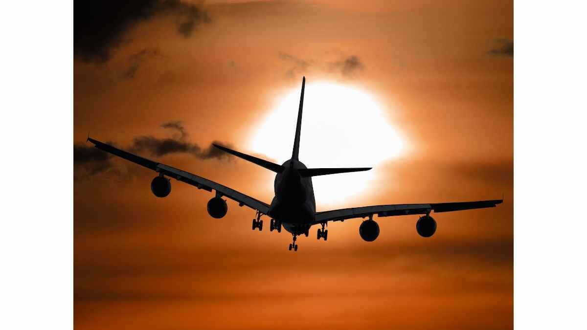 இந்தோனேசியாவி ஓடுதளத்தைவிட்டு விலகி கடலில் இறங்கிய விமானம்!