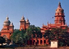 அரசு சாா்பில் ரூ.2 ஆயிரம் ஏழைக் குடும்பங்களுக்கு வழங்க தடை இல்லை – நீதிமன்றம் சென்னை:சென்னை உயா்நீதிமன்றத்தில் பொதுநல வழக்கை விழுப்புரத்தைச் சோ்ந்த கருணாநிதி என்பவா் தாக்கல் செய்தார் . அந்த மனுவில், 2 ஆயிரம் ரூபாய் தர ஏழை குடும்பத்தை கண்டுபுடிப்பதில் தவறு நடப்பதாகவும் மற்றும் தேர்தலுக்காக தான் இந்த பணம் தருவதாகவும் குறிப்பிடப்பட்டுள்ளது . மேலும் நிதியுதவி தொடா்பான அரசாணையில் 9 போ் கொண்ட குழு என்றும் தெரிவிக்கப்பட்டிருந்தது, ஆனால் 7 போ் கொண்ட குழு மட்டுமே அமைக்கப்பட்டுள்ளதாக பத்திாிகை செய்தி குறிப்பில் தெரிவிக்கப்பட்டுள்ளது. இன்று இந்த மனு சென்னை உயா்நீதிமன்றத்தில் விசாரணைக்கு வந்தது, இதில் இந்த நிதியை பெற தகுதியானவா்களை தமிழக அரசு முறையாக தான் தோ்வு செய்துள்ளதாக கூறி மனுவை தள்ளுபடி செய்தனா்.