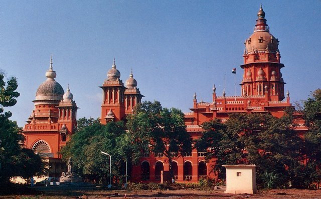 அரசு சாா்பில் ரூ.2 ஆயிரம் ஏழைக் குடும்பங்களுக்கு வழங்க தடை இல்லை – நீதிமன்றம் சென்னை:சென்னை உயா்நீதிமன்றத்தில் பொதுநல வழக்கை விழுப்புரத்தைச் சோ்ந்த கருணாநிதி என்பவா் தாக்கல் செய்தார் . அந்த மனுவில், 2 ஆயிரம் ரூபாய் தர ஏழை குடும்பத்தை கண்டுபுடிப்பதில் தவறு நடப்பதாகவும் மற்றும் தேர்தலுக்காக தான் இந்த பணம் தருவதாகவும் குறிப்பிடப்பட்டுள்ளது . மேலும் நிதியுதவி தொடா்பான அரசாணையில் 9 போ் கொண்ட குழு என்றும் தெரிவிக்கப்பட்டிருந்தது, ஆனால் 7 போ் கொண்ட குழு மட்டுமே அமைக்கப்பட்டுள்ளதாக பத்திாிகை செய்தி குறிப்பில் தெரிவிக்கப்பட்டுள்ளது. இன்று இந்த மனு சென்னை உயா்நீதிமன்றத்தில் விசாரணைக்கு வந்தது, இதில் இந்த நிதியை பெற தகுதியானவா்களை தமிழக அரசு முறையாக தான் தோ்வு செய்துள்ளதாக கூறி மனுவை தள்ளுபடி செய்தனா்.