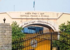 சென்னை : 14th செப்டம்பர்2018:  புழல் சிறையில் அடைக்கப்பட்டுள்ள போலீஸ் பக்ருதீன் உள்ளிட்ட பயங்கரவாதிகள் சொகுசு வாழ்க்கை வாழ்வதாக புகைப்படங்கள் வெளியாகின. இதனையடுத்து சிறைத்துறை டிஐஜி முருகேசன் புழல் சிறையில் உள்ள 24 உயர்மட்ட பாதுகாப்பு அறைகளில் திடீர் சோதனை நடத்தினார். இதில் முதல் வகுப்பு அறையில் 18 டிவிக்கள் பறிமுதல் செய்யப்பட்டுள்ளன. மேலும் 2 எப்எம்., ரேடியோக்களும் பறிமுதல் செய்யப்பட்டுள்ளன.