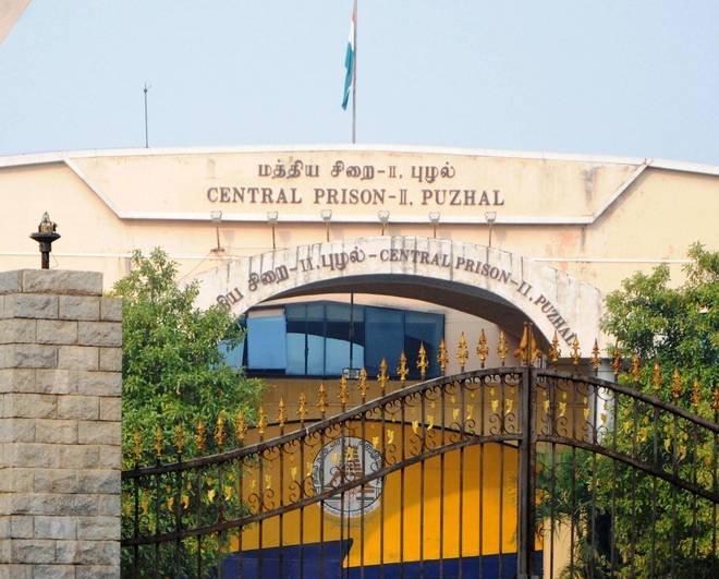 சென்னை : 14th செப்டம்பர்2018:  புழல் சிறையில் அடைக்கப்பட்டுள்ள போலீஸ் பக்ருதீன் உள்ளிட்ட பயங்கரவாதிகள் சொகுசு வாழ்க்கை வாழ்வதாக புகைப்படங்கள் வெளியாகின. இதனையடுத்து சிறைத்துறை டிஐஜி முருகேசன் புழல் சிறையில் உள்ள 24 உயர்மட்ட பாதுகாப்பு அறைகளில் திடீர் சோதனை நடத்தினார். இதில் முதல் வகுப்பு அறையில் 18 டிவிக்கள் பறிமுதல் செய்யப்பட்டுள்ளன. மேலும் 2 எப்எம்., ரேடியோக்களும் பறிமுதல் செய்யப்பட்டுள்ளன.