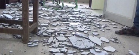 செய்யாறு: செப்டம்பர் 25, 2018 திருவண்ணாமலை மாவட்டத்தில் உள்ள செய்யாறில் ஒருங்கிணைந்த நீதிமன்றத்தின் புதிய கட்டிடங்களின் பணிகள் முடிந்து கடந்த ஆண்டு மார்ச் மாதம் திறப்பு விழா நடந்தது.நேற்று காலை 11 மணியளவில் முதன்மை மாவட்ட உரிமையியல் நீதிபதி முன்னிலையில் வழக்கு விசாரணை நடைபெற்று கொண்டிருந்த போது நீதிமன்ற மேற்கூரை திடீரென உடைந்து விழுந்தது. இதனால் வக்கீல் நாராயணன்(40) என்பவரின் முகம், கைகளில் படுகாயம் ஏற்பட்டது. அவர் சிகிச்சைக்காக செய்யாறு அரசு மருத்துவமனையில் அனுமதிக்கப்பட்டார். இதை அறிந்த மாவட்ட நீதிபதி ஜி.மகிழேந்தி சம்பவம் நடந்த இடத்திற்கு நேரில் சென்று விசாரணை நடத்தினார். செய்யாறு பார் அசோசியேஷன் மற்றும் செய்யாறு அட்வகேட் அசோசியேஷன் சார்பில் இதை பற்றி காவல்நிலையத்தில் புகார் அளிக்கப்பட்டுள்ளது . கட்டி முடித்து ஒன்றரை ஆண்டுகளில் மேற்கூரை இடிந்து விழுவது இது 3வது முறை ஆகும் . உயிருக்கும், உடமைக்கும் ஆபத்து ஏற்படுத்தும் வகையில் உள்ள கட்டிடத்திற்கு சான்று வழங்கிய பொதுப்பணி துறை அதிகாரிகள் மீது நடவடிக்கை எடுக்க பார் அசோசியேஷன் அளித்த புகாரில் வலியுறுத்தப்பட்டுள்ளது .