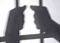 சென்னை அக்டோபர் 04, 2018 : 8 வருடங்களாக போலீசாரின் கண்ணில் மண்ணை தூவிவிட்டு விபச்சாரம் செய்து வந்த 58 வயது புரோக்கர் டெய்லர் ரவி ஒருவழியாக கைது செய்யப்பட்டுள்ளார். அண்ணாநகர் டவர்பார்க் அருகில் உள்ள அடுக்குமரி குடியிருப்பு ஒன்றில்தான் ரவி வாழ்ந்து வந்துள்ளார் . ராமநாதபுரம் ஊரணிப்பேட்டையை சேர்ந்த இவர் பல பெண்களை வைத்து பாலியல் தொழில் செய்து வருபவர். இது சமந்தமாக இவர் மீது 8 வழக்குகள் உள்ளது. சில நடிகைகளை வைத்து விபச்சார தொழிலில் ஈடுபட்டு வந்த கன்னட பிரசாத்துக்கு பிறகு ரவிதான் தலைதூக்க ஆரம்பித்தார். எத்தனையோ முறை பிடிக்க போகும் நேரத்தில் ரவி மாயமாகி கொண்டே வந்தார். இதற்கு காரணம் சில அதிகாரிகளும் ரவிக்கு உடந்தையாக இருந்து வந்ததுதான் என்று கூறப்படுகிறது . இதுவரை ரவி கிட்டத்தட்ட 60 பெண்களை வைத்து தொழில் ஈடுபடுத்தி பணம் சம்பாரித்து வந்துள்ளார் . போலீஸ் கமிஷனர் விஸ்வநாதன் ரவியை பிடித்தே ஆக வேண்டும் என்பதற்காக ஒரு தனிப்படையே அமைக்கப்பட்டு அவரது ரகசிய நடவடிக்கைகள் கண்காணிக்கப்பட்டன. வழக்கம்போல் இளைஞர்கள் ரவியின் வீட்டிற்குள் போவதும் வருவதுமாக இருந்தார்கள் . இதையடுத்து அதிரடியாக வீட்டிற்குள் நுழைந்த போலீசார் பாலியல் தொழிலில் ஈடுபட்டு வந்த 4 இளம்பெண்களை மீட்டு ரவியையும் கைது செய்தனர். 8 வருடங்களாக ரவியை காப்பாற்றிய உயர் அதிகாரிகள், பெரிய தலைகள் யார் என்பது பற்றி தெரியவரும் என்று கூறப்படுகிறது.