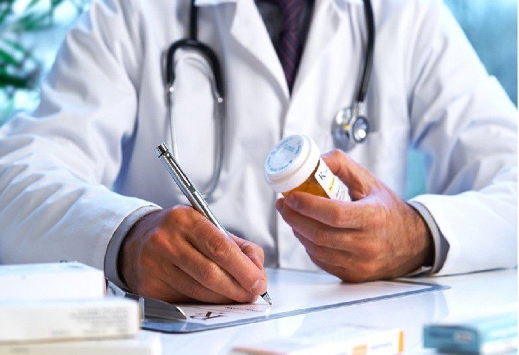 லக்னோ :அக்டோபர் 05, 2018 உத்திரப்பிரதேசம் மாநிலத்தில் உள்ள உன்னோவா, சிதாபூர், கோண்டா ஆகிய மாவட்டங்களில் உள்ள அரசு தலைமை மருத்துவ மனையின் டாக்டர்கள் யாருக்கும் புரியாத வகையில், மருத்துவப் பரிசோதனை குறிப்பு மற்றும் மருந்து எழுதிக் கொடுத்த, மூன்று டாக்டர்களுக்கு, தலா, 5,000 ரூபாய் அபராதம் விதித்து அலகாபாத் உயர் நீதிமன்றம் உத்தரவிட்டுள்ளது. டி.பி.ஜெய்ஸ்வால், பி.கே.கோயல், கோண்டா ஆசிஷ் சக்சேனா ஆகிய மூவரும் அரசு டாக்டர்கள் விசாரணைக்கு அழைக்கப்பட்டனர்.இந்த வழக்குகளை விசாரித்த நீதிபதிகள், அஜய்லாம்பா, சஞ்சய் ஹர் குலி ஆகியோர் அடங்கிய அமர்வு ஆகும் . ‘அதிக வேலை காரணமாக அவசரமாக எழுதுவதால், கையெழுத்து சரியாக இல்லை ‘ என, டாக்டர்கள் விளக்கம் அளித்தனர், ஆனால் டாக்டர்கள் கூறிய காரணத்தை நீதிபதிகள் ஏற்க மறுத்த விட்டனர் . விபத்தில் காயம் அடைந்தவருக்கு எழுதிக் கொடுத்த பரிசோதனை அறிக்கையை யாருமே படித்து புரிந்து கொள்ள முடியவில்லை. இப்படி இருந்தால் வேறு மருத்துவமனையில் எப்படி சிகிச்சை பெற முடியும்? மருந்து எப்படி வாங்க முடியும்? என்று நீதிபதிகள் கேள்வி எழுப்பினர் .டாக்டர்கள் மூவருக்கும் தலா 5000 ரூபாய் அபராதம் விதித்து தீர்ப்பளித்தனர்.