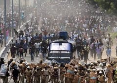 சென்னை: அக்டோபர் 09, 2018 ஸ்டெர்லைட் போராட்டத்தில் நிகழ்ந்த வன்முறை தொடர்பாக 20 அமைப்புகள் மீது சிபிஐ வழக்குப்பதிவு செய்துள்ளது. தூத்துக்குடியில் ஸ்டெர்லைட் ஆலைக்கு எதிராக நடந்த போராட்டத்தில் தமிழக அரசு நடத்திய துப்பாக்கிச்சூட்டில் 13 பேர் கொல்லப்பட்டனர். பிறகு ஸ்டெர்லைட் ஆலை மூடப்பட்டது. தற்போது ஸ்டெர்லைட் ஆலையை மூடுவது, ஸ்டெர்லைட் ஆலை விரிவாக்கம், துப்பாக்கி சூடு என மூன்றுக்கும் மேற்பட்ட வழக்குகள் விசாரிக்கப்பட்டு வருகிறது. துப்பாக்கி சூடு விவகாரம் தொடர்பாக சென்னை ஐகோர்ட்டில் பல மனுக்கள் அளிக்கப்பட்டது. இந்த மனுக்களை விசாரித்த சென்னை ஹைகோர்ட் முன்னாள் தலைமை நீதிபதி இந்திரா பானர்ஜி சிபிஐ விசாரணைக்கு உத்தரவிட்டார். இப்போது இதுகுறித்த விசாரணையை சிபிஐ நடத்தி வருகிறது. தூத்துக்குடியில் ஸ்டெர்லைட் போராட்டத்தில் ஏற்பட்ட வன்முறை தொடர்பாக 20 அமைப்புகள் மீது சிபிஐ வழக்குப்பதிவு செய்துள்ளது. வன்முறையை தூண்டியதாக இந்த வழக்கு தொடங்கப்பட்டுள்ளது.