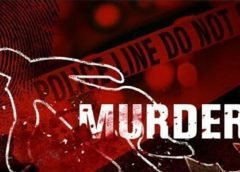 தேவதானப்பட்டி: கடந்த செப். 18ம் தேதி தேனி மாவட்டத்தில் உள்ள தேவதானப்பட்டி அருகே கொடைக்கானலுக்கு செல்லும் வழியில் உள்ள காட் ரோடு டம்டம் பாறை பகுதியில் கழுத்தறுத்து கொலை செய்யப்பட்ட நிலையில் ஆண் உடல் கிடந்தது. தேவதானப்பட்டி போலீஸ் விசாரிக்க ஆரம்பித்தார்கள். இரண்டு ஆண்டுகளுக்கு முன் பிர்தோஷ்க்கு (27) முகமது சமீர்(32) உடன் திருமணம் நடந்தது.இவர்களுக்கு 6 மாத பெண் குழந்தை உள்ளது.இவர் அரபு நாட்டில் இன்ஜினியராக வேலை செய்து வந்துள்ளார். முகமது சமீர் வருடத்துக்கு ஒரு முறை வருவது வழக்கம் .இதனால் பிர்தோஷூக்கும் கார் டிரைவர் முகமது யாசிக்கிற்கும் கள்ளத்தொடர்பு ஏற்பட்டது.பிர்தோஷ் கணவரை கள்ளக்காதலனுடன் சேர்த்து தீர்த்துக்கட்ட முடிவு செய்தார் .தனது கணவருடன் ஆலோசித்து கொடைக்கானல் சுற்றுலா செல்ல பிர்தோஷ் திட்டமிட்டார். தங்கள் செல்லும் கொடைக்கானல் பயணத்துக்கு கார் டிரைவராக கள்ளக்காதலன் முகமது யாசிக்கையே ஏற்பாடு செய்தார். டம்டம் பாறை அருகே சாலையோரத்தில் முகமது யாசிக் மற்றும் பிர்தோஷ் சேர்ந்து முகமது சமீரின் கழுத்தை அறுத்து கொலை செய்த பிறகு மலைப்பகுதியில் இருந்து தள்ளிவிட்டுச் சென்றனர். இவர்கள் கொலை செய்துவிட்டு மங்களூரில் பதுங்கியிருப்பது போலீஸ்க்கு தெரியவந்தது. இதையடுத்து தேவதானப்பட்டி இன்ஸ்பெக்டர் சுகுமாறன் தலைமையில் தனிப்படை போலீசார் மங்களூர்சென்றனர். அங்கு பதுங்கியிருந்த பிர்தோஷ் மற்றும் அவரது கள்ளக்காதலன் முகமதுயாசிக் ஆகியோரை 2 நாட்களுக்கு முன் கைது செய்தனர்.கொலை செய்யப்பட்ட இடத்திற்கு அவர்களை அழைத்துச் சென்று விசாரித்தனர்.கழுத்தறுத்து கொலை செய்யப்பட்டவர் கர்நாடக மாநிலம் பாலக்காபாடி காஞ்சிபட்டா ஜேஎம் ரோடு பகுதியை சேர்ந்த முகமது சமீர்(32) என்பதை கர்நாடக போலீஸ் உறுதி செய்தனர்.