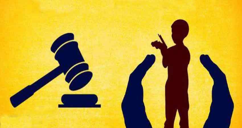 நொய்டா: நொய்டா பக்கத்தில் சப்ரவுலா என்கிற கிராமத்தில் ஒரு பெண் தன் கணவனுடன் வசித்து வருகிறார். பக்கத்து வீட்டு சிறுவனை அடிக்கடி அந்த பெண் பாலியல் தொந்தரவு செய்து கொண்டே இருந்திருக்கிறார். அந்த சிறுவன் இதனால் அதிர்ச்சியும் பயமும் பலமுறை அடைந்திருக்கிறான். ஒரு நாள் அந்த பெண் தன்னுடன் உறவுக்கு அந்த சிறுவனை வற்புறுத்தி இருக்கிறார் . ஆனால் அந்த சிறுவன் மறுத்ததால் ஆத்தரமடைந்த பெண் அடுப்பறைக்குள் சென்று ஒரு இரும்பு கம்பியை பழுக்க எடுத்து வந்து ஆணுறுப்பில் சூடு வைத்து விட்டார்.இதனால் வலி தாங்க முடியாமல் சிறுவன் அழுது கொண்டே தன் அம்மாவிடம் அனைத்தையும் சொன்னான். பாலியல் தொல்லை பற்றி கேட்டு அதிர்ச்சியடைந்த தாய் போலீசில் புகார் அளித்தார். பக்கத்து வீட்டு பெண் தன் மகனுக்கு பாலியல் தொல்லை அளித்து வந்ததால் அவர் மீது நடவடிக்கை எடுக்க வேண்டும் என்றும் கேட்டுக் கொண்டார்.அந்த பெண் தலைமறைவாகிவிட்டார். இந்த விவகாரம் தொடர்பாக போலீசார் போக்ஸோ பிரிவின்கீழ் வழக்கு பதிவு செய்து அந்த பெண்ணை தேடி வருகின்றனர்.