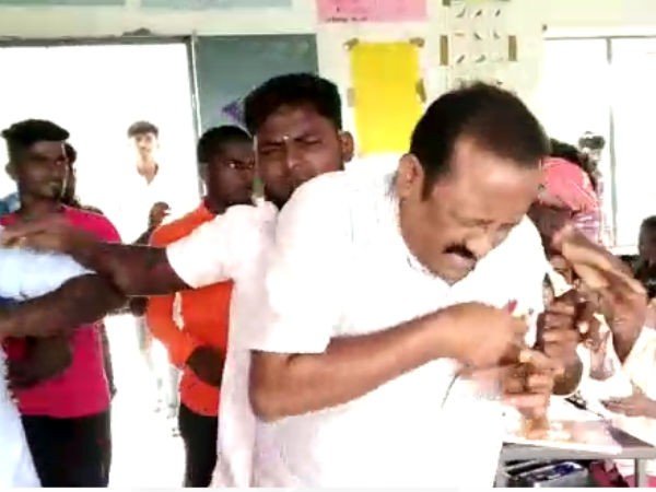 திருவண்ணாமலை:அக்டோபர் 22, 2018 ஆயுதபூஜை விடுமுறைக்கு முன் பத்தாம் வகுப்பு படிக்கும் மாணவியை கணக்கு ஆசிரியர் சிறப்பு வகுப்புக்கு அழைத்து அவரது ஆடையை விலக்க சொன்னதாக கூறப்படுகிறது.பூஜை விடுமுறைகள் முடிந்து இன்று பள்ளிகள் திறக்கப்பட்ட நிலையில் அந்த மாணவி பள்ளிக்கு செல்ல மறுத்ததாக கூறப்படுகிறது .இதன் காரணத்தை அறிந்த பெற்றோர் அதிர்ச்சி அடைந்தனர். பாலியல் தொல்லை கொடுத்த அந்த ஆசிரியர் கண்ணன் மீது நடவடிக்கை எடுக்க கோரி தலைமை ஆசிரியரிடம் 50-க்கும் மேற்பட்ட கிராம மக்கள் வாக்குவாதத்தில் ஈடுபட்டு பிறகு பள்ளியை முற்றுகையிட்டனர். வகுப்பறையில் ஆசிரியர் கண்ணன் பாடம் எடுத்துக் கொண்டிருந்ததை பார்த்த மாணவியின் உறவினர்கள் அந்த ஆசிரியரை தாக்கியதில் பலத்த காயம் அடைந்தார் . அவரை செங்கம் அரசு மருத்துவமனைக்கு சிகிச்சைக்காக அழைத்துச் சென்றனர்.இதனால் அங்கு பரபரப்பு ஏற்பட்டது.