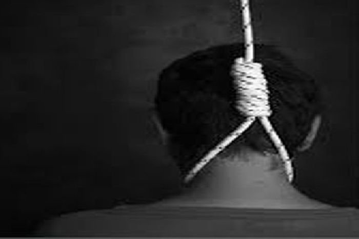 பெங்களூர்:அக்டோபர் 17, 2018 கபடி பயிற்சியாளராக இருந்த ருத்ரப்பா ஹோசாமனி 13 வயது சிறுமிக்கு பாலியல் தொல்லை கொடுத்ததாக எழுந்த புகாரால் அவர் மீது சஸ்பெண்ட் நடவடிக்கைக்கு எடுக்கப்பட்டது .பெங்களூரில் உள்ள இந்திய விளையாட்டு ஆணையத்தில் மூத்த கபடி பயிற்சியாளராக இருந்தவர் தான் இந்த ருத்ரப்பா ஹோசாமனி (59). உடை மாற்றும் அறைக்கு சென்று 13 வயது சிறுமிக்கு பாலியல் தொல்லை கொடுத்ததாக கூறப்படுகிறது .இதை அறிந்த சிறுமியின் பெற்றோர் மற்றும் உறவினர்கள் ருத்ரப்பாவை கடுமையாக தாக்கினர். பிறகு போலீஸில் புகார் அளிக்கப்பட்டது. சிறுமிக்கு பாலியல் தொல்லை கொடுத்ததால் அவர் மீது போக்சோ சட்டம் பாய்ந்தது.இதனால் அவமானம் தாளாமல் பெங்களூருவில் உள்ள ஒரு ஹோட்டல் அறையில் பயிற்சியாளர் ருத்ரப்பா ஹோசாமனி தூக்கிட்டு தற்கொலை செய்து கொண்டார்.