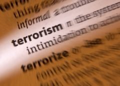 அலிகார்: உ.பி.யில் உள்ள பல்கலைக்கழத்தில் பயங்கரவாதிக்கு இரங்கல் கூட்டம் நடத்தப்பட்டது .நடத்திய 2 காஷ்மீர் மாணவர்கள் மீது போலீசார் தேச துரோக வழக்குப்பதிவு செய்துள்ளனர். கடந்த சில நாட்களுக்கு முன் காஷமீர் மாநிலத்தில் உள்ள குப்வாரா மாவட்டத்தில் ஹிஸ்புல் முஜாகிதீன் பயங்கரவாதி மனான் பஷீர் வானி என்பவன் பாதுகாப்பு படையினரால் என்கவுன்டரில் சுட்டுக்கொல்லப்பட்டான். அந்த இறந்த பயங்கரவாதியை காஷ்மீர் விடுதலைக்காக போராடிய தியாகி என கூறி இரங்கல் கூட்டம் நடத்திய 2 காஷ்மீர் மாணவர்கள் மீது புகார் எழுந்தது. இந்தியாவிற்கு எதிராக கோஷங்கள் எழுப்பியதாகவும் கூறப்படுகிறது .அலிகர் மாவட்ட எஸ்.பி. தலைமையிலான போலீசார் அலிகார் பல்கலைக்கழத்தில் விசாரணை நடத்தி இரங்கல் கூட்டம் நடத்திய காஷ்மீரைச் சேர்ந்த வாஷிம் அயூப் மாலிக், அப்துல் மிர் என்ற 2 மாணவர்கள் மீது தேசதுரோகம் (IPC 124 /A) வழக்குப்பதிவு செய்து விசாரிக்கின்றனர்.