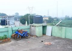 சென்னை: அயப்பாக்கம் தேவி நகரை சேர்ந்தவர் கட்டிடத் தொழிலாளி வேணு. 15 வயதான இவரது மகன் பாபு அயப்பாக்கம் அடுத்த அத்திப்பட்டு அரசு பள்ளியில் 10 ம் வகுப்பு படித்து வருகிறார். ஸ்பெஷல் கிளாஸ் முடித்துவிட்டு நேற்று இரவு வீடு திரும்பியுள்ளார். பின்னர் அவர் வீட்டின் மொட்டை மாடிக்கு சென்றபோது பக்கத்து வீட்டு மொட்டை மாடியில் இருந்து 2 மர்ம நபர்கள் இந்த மாடிக்கு வந்துள்ளனர் . பிறகு அந்த சிறுவனை சரமாரியாக கத்தியால் 16 இடங்களில் குத்தினார்கள். இதனால் அலறிய பாபுவின் சத்தம் கேட்டு பெற்றோர் மற்றும் அக்கம் பக்கத்தினர் எல்லோருமே மொட்டை மாடிக்கு வந்தனர். பாபு ரத்த வெள்ளத்தில் விழுந்து கிடப்பதை பார்த்து அதிர்ச்சி அடைந்தனர். பிறகு பாபுவை மேல் சிகிச்சைக்காக ராஜீவ் காந்தி மருத்துவமனைக்கு கொண்டு சென்றனர் . அங்கு ஆபத்தான நிலையில் சிகிச்சை அளிக்கப்பட்டு வருகிறது. இது தொடர்பாக திருமுல்லைவாயில் போலீசார் வழக்கு பதிவு செய்து விசாரணை நடத்திவருகின்றனர்.