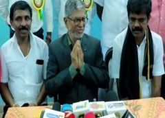 கன்னியாகுமரி: கன்னியாகுமரி மாவட்டம் அருமனையில் நடந்த நிகழ்ச்சி ஒன்றில் இயக்குனர் எஸ்.ஏ. சந்திரசேகர் கலந்து கொண்டார். அப்போது இசைஞானி இளையராஜாவின் ராயல்டி விவகாரம் பற்றி செய்தியாளர்கள் கேள்வி எழுப்பினர். தயாரிப்பாளர்கள் கஷ்டத்தையும் அவமானங்களையும் சந்தித்து சகித்துக் கொண்டு தான் படம் தயாரிக்கிறார்கள். இதில் அதிகமான படங்கள் தோல்வி அடைவது தான் துரதிர்ஷ்டவசமான விஷயம். அனைத்து கஷ்டங்களையும் சந்திக்கும் தயாரிப்பாளர்களுக்கே பாடல்களின் உரிமம் கொடுக்கப்படவேண்டும் . தயாரிப்பாளர்களிடம் சம்பளம் வாங்கிக் கொண்டு தான் இசையமைப்பாளர்கள் இசைமைக்கிறார்கள். இதன் காரணமாக ராயல்டி கேட்கக் கூடாது. பாடல்களின் தயாரிப்பாளர்களுக்கு தான் கொடுக்க வேண்டும். இந்த ராயல்டியை பெற தயாரிப்பாளர்கள் ஒற்றுமையாக இருந்து செயல்பட வேண்டும் என்று இயக்குனர் எஸ்.ஏ. சந்திரசேகர் தெரிவித்தார்.