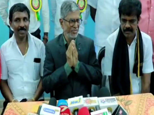 கன்னியாகுமரி: கன்னியாகுமரி மாவட்டம் அருமனையில் நடந்த நிகழ்ச்சி ஒன்றில் இயக்குனர் எஸ்.ஏ. சந்திரசேகர் கலந்து கொண்டார். அப்போது இசைஞானி இளையராஜாவின் ராயல்டி விவகாரம் பற்றி செய்தியாளர்கள் கேள்வி எழுப்பினர். தயாரிப்பாளர்கள் கஷ்டத்தையும் அவமானங்களையும் சந்தித்து சகித்துக் கொண்டு தான் படம் தயாரிக்கிறார்கள். இதில் அதிகமான படங்கள் தோல்வி அடைவது தான் துரதிர்ஷ்டவசமான விஷயம். அனைத்து கஷ்டங்களையும் சந்திக்கும் தயாரிப்பாளர்களுக்கே பாடல்களின் உரிமம் கொடுக்கப்படவேண்டும் . தயாரிப்பாளர்களிடம் சம்பளம் வாங்கிக் கொண்டு தான் இசையமைப்பாளர்கள் இசைமைக்கிறார்கள். இதன் காரணமாக ராயல்டி கேட்கக் கூடாது. பாடல்களின் தயாரிப்பாளர்களுக்கு தான் கொடுக்க வேண்டும். இந்த ராயல்டியை பெற தயாரிப்பாளர்கள் ஒற்றுமையாக இருந்து செயல்பட வேண்டும் என்று இயக்குனர் எஸ்.ஏ. சந்திரசேகர் தெரிவித்தார்.