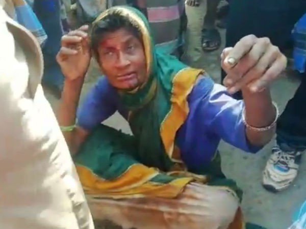 சேலம்: சேலம் அருகே ஆத்தூரில் பள்ளி சிறுவனை சாக்குப்பையில் கடத்த முயன்ற மூதாட்டியை போலீஸார் கைது செய்தனர். வட மாநிலத்தை சேர்ந்த மூதாட்டி ஒருவர் ஆத்தூரில் உள்ள அம்பேத்கர் நகர் அரசு பள்ளி அருகே சுற்றித் திரிந்தார் . பள்ளிக்கு சென்ற ஒரு சிறுவனிடம் வட மாநிலத்தை சேர்ந்த மூதாட்டி பேச்சு கொடுத்தார். மொழி புரியாததால் அந்த சிறுவனும் ஏதோ விளக்கிக் கொண்டிருந்தான். அப்போது திடீர் என்று அந்த மூதாட்டி சிறுவனின் கையை பிடித்து இழுத்து சென்றார். பின்னர் ஆள் நடமாட்டம் இல்லாத பகுதியில் வாயில் துணியை வைத்து ஒரு சாக்குப்பையில் போட்டு அடைத்தார். இதை பார்த்த சிலர் மூதாட்டியை விரட்டி பிடித்து ,சாக்குப்பையில் உள்ள சிறுவனை கண்டதும் மூதாட்டியை சரமாரியாக தாக்கினர். பின்னர் போலீஸுக்கு தகவல் கொடுத்தனர். இதையடுத்து காவல் நிலையத்துக்கு அவரை அழைத்து சென்றனர் . இதனால் அங்கு பரபரப்பு காணப்பட்டது .