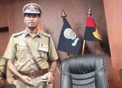 தமிழக டிஜிபி :காவல்துறையினர் கைப்பேசி பயன்படுத்த கட்டுப்பாடு மீறினால் ஒழுங்கு நடவடிக்கை எடுக்கப்படும் பணியில் உள்ள தமிழக காவல்துறையினர் கட்டுப்பாட்டை மீறி கைப்பேசி பயன்படுத்தினால் ஒழுங்கு நடவடிக்கை எடுக்கப்படும் என தமிழக டிஜிபி டி.கே. ராஜேந்திரன் எச்சரிக்கை விடுத்துள்ளார். கடந்தாண்டு நவம்பர் மாதத்தின் போது டிஜிபி ராஜேந்திரன் சுற்றறிக்கை ஒன்றை வெளிட்டார். அதில் அனைத்து பிரிவில் உள்ள காவல்துறையினரும் பணியின் போது கைப்பேசி பயன்படுத்தக் கூடாது என உத்தரவிட்டிருந்தார். ஆனால் சமீபத்தில் நடைபெற்ற சட்டப்பேரவை கூட்டத்தின் போது ஆறு காவலர்கள் கைப்பேசி பயன்படுத்தியதால் அவர்கள் மீது நடவடிக்கை எடுக்கப்பட்டது. அதுமட்டும் இல்லாமல் அவர்களை காத்திருப்போர் பட்டியலுக்கு மாதப்பட்டனர், மன்னிப்புக் கடிதம் எழுதி கொடுத்த பிறகு விடுவிக்கப்பட்டனர். டிஜிபி ராஜேந்திரன் நேற்று முன்தினம் தமிழகத்தில் உள்ள அனைத்து பிரிவு காவல்துறைக்கும் மீண்டும் ஒரு சுற்றறிக்கையை வெளிட்டுள்ளார். அதில் குறிப்பிட்டுள்ளது என்னவென்றால் பணியில் ஈடுபடும் காவலர்கள் கைப்பேசியை தங்கள் வசம் எடுத்து செல்லக்கூடாது ,அதை மீறினால் சம்பந்தப்பட்ட காவல்துறையினர் மீது ஒழுங்கு நடவடிக்கை எடுக்கப்படும் என எச்சரிக்கை விடுத்துள்ளார். முக்கிய பிரமுகர்களின் பாதுகாப்பு போது, போராட்டத்தின் போது ,திருவிழாவின் போது , போக்குவரத்தை ஒழுங்குபடுத்தும் பணியின் போது ஈடுபடும் காவலர்கள் முற்றிலும் கைபேசியை தவிர்க்க வேண்டும் என்று சுற்றறிக்கையில் தெரிவிக்கப்பட்டுள்ளது .