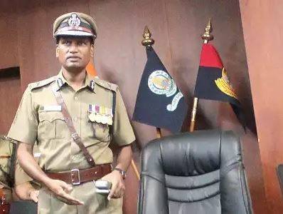 தமிழக டிஜிபி :காவல்துறையினர் கைப்பேசி பயன்படுத்த கட்டுப்பாடு மீறினால் ஒழுங்கு நடவடிக்கை எடுக்கப்படும் பணியில் உள்ள தமிழக காவல்துறையினர் கட்டுப்பாட்டை மீறி கைப்பேசி பயன்படுத்தினால் ஒழுங்கு நடவடிக்கை எடுக்கப்படும் என தமிழக டிஜிபி டி.கே. ராஜேந்திரன் எச்சரிக்கை விடுத்துள்ளார். கடந்தாண்டு நவம்பர் மாதத்தின் போது டிஜிபி ராஜேந்திரன் சுற்றறிக்கை ஒன்றை வெளிட்டார். அதில் அனைத்து பிரிவில் உள்ள காவல்துறையினரும் பணியின் போது கைப்பேசி பயன்படுத்தக் கூடாது என உத்தரவிட்டிருந்தார். ஆனால் சமீபத்தில் நடைபெற்ற சட்டப்பேரவை கூட்டத்தின் போது ஆறு காவலர்கள் கைப்பேசி பயன்படுத்தியதால் அவர்கள் மீது நடவடிக்கை எடுக்கப்பட்டது. அதுமட்டும் இல்லாமல் அவர்களை காத்திருப்போர் பட்டியலுக்கு மாதப்பட்டனர், மன்னிப்புக் கடிதம் எழுதி கொடுத்த பிறகு விடுவிக்கப்பட்டனர். டிஜிபி ராஜேந்திரன் நேற்று முன்தினம் தமிழகத்தில் உள்ள அனைத்து பிரிவு காவல்துறைக்கும் மீண்டும் ஒரு சுற்றறிக்கையை வெளிட்டுள்ளார். அதில் குறிப்பிட்டுள்ளது என்னவென்றால் பணியில் ஈடுபடும் காவலர்கள் கைப்பேசியை தங்கள் வசம் எடுத்து செல்லக்கூடாது ,அதை மீறினால் சம்பந்தப்பட்ட காவல்துறையினர் மீது ஒழுங்கு நடவடிக்கை எடுக்கப்படும் என எச்சரிக்கை விடுத்துள்ளார். முக்கிய பிரமுகர்களின் பாதுகாப்பு போது, போராட்டத்தின் போது ,திருவிழாவின் போது , போக்குவரத்தை ஒழுங்குபடுத்தும் பணியின் போது ஈடுபடும் காவலர்கள் முற்றிலும் கைபேசியை தவிர்க்க வேண்டும் என்று சுற்றறிக்கையில் தெரிவிக்கப்பட்டுள்ளது .