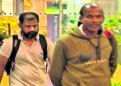 கொடநாடு கொலைவழக்கில் குற்றவாளிகளின் ஜாமீனை ரத்து செய்ய மனுத்தாக்கல் கொடநாடு கொலை கொள்ளை வழக்கில் சயான் மற்றும் மனோஜ் குற்றவாளிகளின் ஜாமினை ரத்து செய்ய உதகை மாவட்ட நீதிமன்றத்தில் அரசு சார்பில் மனு தாக்கல் செய்யப்பட்டுள்ளது. கடந்த 2017-ம் ஆண்டு ஏப்ரல் மாதம் கொடநாட்டில் முன்னாள் முதல்வர் ஜெயலலிதாவுக்கு சொந்தமான எஸ்டேட்டில் காவலாளி ஓம் பகதூர் கொலை செய்யப்பட்டார் . அதே சமயத்தில் கொள்ளையும் நடைபெற்றது.இந்த கொலை மற்றும் கொள்ளை வழக்கில் 11 பேர் ஈடுபட்டதாக காவல்துறை தெரிவித்தனர். இந்த வழக்கின் முக்கிய குற்றவாளியான கனகராஜ் சாலை விபத்தில் உயிரிழந்தார். இரண்டாம் குற்றவாளியான சயானின் மனைவி மற்றும் குழந்தையுடன் காரில் விபத்தில் உயிரிழந்தனர். சயான் மற்றும் உயிர்தப்பினார்.அவர் படுகாயத்துடன் சயான் தனியார் மருத்துவமனையில் அனுமதிக்கப்பட்டார். கேரள மாநிலத்தை சேர்ந்த திபு, ஜிதின் ஜாய், ஜம்சீர் அலி, சந்தோஷ் சமி, மனோஜ், உதயகுமார், சதீசன், வாளையார் மனோஜ் ஆகியோர் இந்த வழக்கு தொடர்பாக கைது செய்யப்பட்டனர். மருத்துவமனையிலிருந்து வந்த சயானை போலீஸார் கைது செய்தனர். சயான் மற்றும் மனோஜ் பத்திரிகையாளர் சாமுவேலுடன் சேர்ந்து கொடநாடு விவாகரத்தில் முதல்வர் எடப்பாடி பழனிச்சாமிக்கு தொடர்புள்ளதாக தெரிவித்ததை அடுத்து சயான் மற்றும் மனோஜ் காவல்துறையால் கைது செய்யப்பட்டனர். இந்நிலையில் சயான் மற்றும் மனோஜ் ஆகியோரின் ஜாமீனை ரத்து செய்ய கோரி அரசு சார்பில் அரசு வழக்கறிஞர் நந்தகுமார் மனு தாக்கல் செய்துள்ளார்.