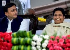 உ.பியில் சமாஜ்வாதி, பகுஜன் சமாஜ் இடையே முடிவான லோக்சபா தொகுதி டெல்லி: உத்தர பிரதேசம் மாநிலத்தில் லோக்சபா தேர்தலின் போது பாஜக ,காங்கிரசுக்கு நெருக்கடி கொடுக்கும் வகையில் அகிலேஷ் யாதவும், மாயாவதியும் கூட்டணிக்கு முடிவு செய்துள்ளார்கள் . இருவரும் தொகுதிகளை பங்கிட்டு கொண்டதாகவும் தகவல்கள் வெளியாகி உள்ளது . அகிலேஷ் யாதவும், மாயாவதியும் சந்தித்து பேசியிருப்பது தேசிய அரசியலில் பரபரப்பை ஏற்படுத்தியுள்ளது. மத்திய பிரதேசம் மற்றும் ராஜஸ்தான் அமைச்சரவையில் அகிலேஷ் மற்றும் மாயாவதி கட்சி உறுப்பினர்களுக்கு அமைச்சர் பொறுப்பு எதையும் காங்கிரஸ் அளிக்கவில்லை என்பதால் இந்த சந்திப்பு நடைபெற்றதாக தெரிகிறது. உத்தரப்பிரதேசத்தில் மொத்த லோக்சபா தொகுதிகளில் இரு கட்சிகளும் தலா 37 தொகுதிகளை பிரித்து கொண்டதாக கூறப்படுகிறது . சோனியா மற்றும் ராகுல் காந்தி ஆகியோர் போட்டியிடும் அமேதி மற்றும் ரேபரேலி தொகுதிகளில் வேட்பாளர்களை இந்த கூட்டணி நிறுத்த போவதில்லை என தெரியவந்துள்ளது. சமீபத்தில் நடைபெற்ற கோரக்பூர், புல்பூர் இடைத்தேர்தலில் அகிலேஷ் யாதவ் , மயவாதிடம் 2 தொகுதிகளை இழந்தது பாஜக .கடந்த லோக்சபா தேர்தலின்போது பாஜக கூட்டணி உத்தர பிரதேசத்தில் அதிக இடங்களை கைப்பற்றியது குறிப்பிடத்தக்கது.