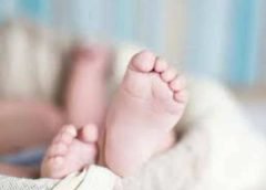 ஜெய்ப்பூர்: ஆண் நர்ஸ் குடி போதையில் பெண்ணுக்கு பிரசவம் பார்த்ததால் குழந்தை கொடூரமாக இறந்துவிட்டது. ராஜஸ்தான் மாநிலம் ஜெய்சல்மர் மாவட்டத்தை சேர்ந்த திலோக்பதி , அவரின் மனைவி தீக்ஷா கன்வர் நிறைமாத கர்ப்பிணி என்பதால் திலோக்பதி ராம்காரில் உள்ள அரசு சுகாதார மையத்தில் மனைவியை சேர்த்தார்.ஆனால் பணியில் டாக்டர் மற்றும பெண் நர்சுகளும் அங்கு இல்லாததால் கவலை அடைந்தார் . குடி போதையில் ஆண் நர்ஸ் அமிர்த்லால் மற்றும் உதவியாளரும் அங்கு இருந்தார். வலியால் பெண் துடிப்பதை பார்த்ததும் தானே பிரசவம் பார்க்க ஆரம்பித்தார். இந்த பிரசவத்தில் தலைக்கு பதிலாக இந்த குழந்தையின் கால் முதலில் வந்தது .பிரசவத்தின் போது குழந்தையின் உடல் மட்டும் வந்துவிட்டது , ஆனால் தலை கர்ப்ப பையிலேயே தங்கிவிட்டது. பிறகு மனைவியை ஜோத்பூர் அரசு ஆஸ்பத்திரியில் சேர்த்தபோது பரிசோதித்த டாக்டர்கள், குழந்தையின் தலை இருப்பதை கண்டு அதிர்ச்சி அடைந்தனர் .பிறகு ஆபரேஷன் மூலம் குழந்தையின் தலையை எடுத்தனர். பிறகு ராம்கார் ஆஸ்பத்திரியில் நடந்தது தெரியவந்தது. பெண்ணின் கணவர் போலீசில் புகார் அளித்ததுடன் பிரசவம் பார்த்த 2 பேர் மீதும் அஜாக்கிரதையாக சிகிச்சை அளித்து மரணத்தை ஏற்படுத்துதல், பாதுகாப்பாற்ற முறையில் ஆபத்தான சிகிச்சை அளித்தல் ஆகிய பிரிவுகளின் கீழ் வழக்கு பதிவு செய்யப்பட்டுள்ளது. பெண்ணின் நிலைமையும் கவலைக்கிடமாக உள்ளதாக கூறப்படுகிறது. இந்த சம்பவம் அங்கு சோகத்தை ஏற்படுத்தியுள்ளது .