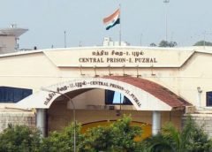 பெண் எஸ்.ஐயின் கழுத்தில் தாலி கட்ட முயன்ற போலீஸ்காரர் ! சென்னை: கல்யாணம் ஆன பெண் எஸ்ஐ-யின் கழுத்தில் கத்தி வைத்து மிரட்டி தாலி கட்ட முயன்ற போலீஸ் இப்போது புழலில் கம்பி எண்ணி கொண்டுள்ளார். சென்னை நுங்கம்பாக்கம் காவல்நிலையத்தில் எஸ்.ஐ.யாக வேலை பார்த்து வருபவர் மணிமேகலை அவருக்கு வயது 24. நுங்கம்பாக்கம் காவல் குடியிருப்பிலேயே வசித்து வருகிறார். இதற்கு முன்பு காட்பாடியில் பயிற்சி எஸ்.ஐ,.யாக பணியாற்றி வந்தபோது அதே சமயத்தில் , ஊர் காவல் படை காவலராக மணிமேகலையுடன் வேலை பார்த்தவர் பாலசந்திரன். இவர் மணிமேகலையை ஒருதலை காதல் செய்துத்துள்ளார் . சில நாளில் மணிமேகலைக்கு வேறு ஒருவருடன் கல்யாணம் ஆகிவிட்டது. ஆனால் அதையும் மீறி பாலச்சந்திரன் மணிமேகலையை அடிக்கடி தன்னை காதலிக்குமாறு தொந்தரவு செய்து வந்துள்ளார். மணிமேகலை பல முறை கண்டித்து பாலச்சந்திரனுக்கு மணிமேகலையை மறக்க முடியவில்லை. இதனால் நேரில் எச்சரிக்கை கொடுக்கலாம் என்று மணிமேகலை பாலச்சந்திரனை எழும்பூருக்கு வரவைத்தார் . மணிமேகலை பாலச்சந்திரனிடம், தனக்கு காதலில் விருப்பம் இல்லை என்றும், ஏற்கனவே கல்யாணம் நடந்ததை பற்றியும் சொல்லி எச்சரித்தார் . பிறகு திடீரென பாலசந்திரன் மணிமேகலையின் கழுத்தில் கத்தியை வைத்துகொண்டு தாலி கட்ட முயற்சி செய்தார் .பதறிபோன மணிமேகலை சத்தம் போட்டதும், போலீசார் விரைந்து சென்று பாலசந்திரனை மடக்கி பிடித்தனர். இதுகுறித்து மணிமேகலை எழும்பூர் காவல் நிலையத்தில் புகாரும் அளித்துள்ளார் . பிறகு காவல்துறை வழக்கு பதிவு செய்து கைது புழல் மத்திய சிறையில் அடைத்தனர்.