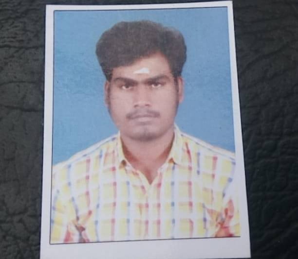 கும்பகோணத்தில் ரவுடி சக்திவேல் வெட்டிக்கொலை! கும்பகோணம் : ராமகிருஷ்ணா நகர் மாதுளை பேட்டை தெருவில் வசிப்பவர் ரவுடி சக்திவேல் வெட்டிக்கொலை செய்யப்பட்ட சம்பவம் அங்கு பரபரப்பை ஏற்படுத்தியுள்ளது.சங்கரின் மகன் சக்திவேல் வயது 25 அந்த பகுதியில் ரவுடி என்று கூறப்படுகிறது. கடந்த சில நாட்களாக இவருக்கு மற்றவர்களுக்கும் மோதல் இருந்து வந்ததாக கூறப்படுகிறது . நேற்று இரவு கும்பகோணம் உள்ள பத்தடி பகுதியிலிருந்து வந்த இருபதுக்கும் மேற்பட்டோர் சக்திவேலை சரமாரியாக வெட்டி உடலை அங்குள்ள பாதாள சாக்கடையில் போட்டு விட்டு அந்த கும்பல் ஓடி விட்டதாக கூறப்படுகிறது. இதை அறிந்த காவல் துறையினர் பாதாள சாக்கடையில் இருந்து சடலத்தை கைப்பற்றி இது சம்மந்தமாக விசாரணை நடத்தி வருகின்றனர் . இந்த சம்பவம் அந்த பகுதியில் பரபரப்பை ஏற்படுத்தி உள்ளது.