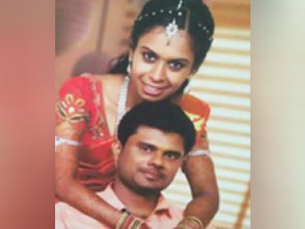 பொறாமையால் இளம் தம்பதி தூக்கிட்டு தற்கொலை திருப்பூர்:பல்லடம் பகுதியைச் சேர்ந்த தம்பதி முத்துக்கிருஷ்ணன் - லாவண்யா. இருவருக்கும் ஒன்றரை வருடம் முன் கல்யாணம் ஆகியும் தம்பதிக்கு குழந்தை கிடையாது. லாவண்யா முத்துகிருஷ்ணனை விட கொஞ்சம் அதிகம் படித்தவர் என்பதால் பொறாமை பிரச்சனையை இருந்து வந்தது. முத்துக்கிருஷ்ணன் பனியன் கம்பெனி ஒன்றில் வேலை பார்த்து வந்துள்ளார் . இவர்களுக்குள் பொறாமை பிரச்சனையால் அடிக்கடி சண்டை ஏற்பட்டதாகவும் சொல்லப்படுகிறது. நேற்றுமுன்தினம் இரவு சண்டை நடந்துள்ளது. அக்கம்பக்கம் வீட்டில் உள்ளவர்கள் வழக்கம்போல் சண்டை என்று கண்டு கொள்ளவில்லை என்று கூறப்படுகிறது . நேற்று காலையில் அவர்களது வீடு திறக்கப்படாததால் சந்தேகம் அடைந்த அக்கம்பக்கத்தினர் போலீசுக்கு தகவலை அறிந்து போலீசாரும் விரைந்து வந்து கதவை உடைத்த போது இருவரும் ஒரே புடவையை கழுத்தில் சுற்றியபடி தூக்கில் சடலமாக தொங்கி கொண்டிருந்தனர்.இருவரின் உடல்களையும் மீட்டு போலீசார் விசாரணை நடத்தி வருகின்றனர் . இது கொலையா இல்லை தற்கொலையா என்று இனிமேல் தான் தெரியவரும் என்று கூறப்படுகிறது .