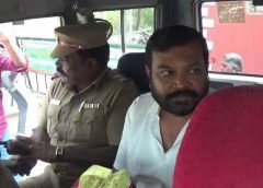 சந்தியாவை நான் கொல்லவில்லை என்று கோர்ட்டில் கூறிய சைக்கோ பாலகிருஷ்ணன்! சென்னை: சந்தியாவை நான் கொல்லவில்லை என ஆலந்தூர் நீதிமன்றத்தில் அவரது கணவர் திடீர் என்று கூறியுள்ளார்.சென்னை ஜாபர்கான்பேட்டையை சேர்ந்தவர் பாலகிருஷ்ணன் இவருடைய மனைவி பெயர் சந்தியா. பாலகிருஷ்ணன் சினிமா துறையில் இயக்குநர் மற்றும் தயாரிப்பாளர்.சந்தியாவுக்கு சினிமாவில் நடிக்க ஆசை இருந்தது.ஆனால் இதை விரும்பாத பாலகிருஷ்ணன் கோபமடைந்துள்ளார். பின்னர் சந்தியாவிடம் நடிக்கும் ஆசையை விட்டு விடுமாறு கூறியும் அதற்கு மறுத்துள்ளார் . கடந்த 19-ஆம் தேதி சந்தியாவுக்கு வாய்ப்பு வாங்கித் தருவதாக கூறி தனது வீட்டுக்கு அழைத்துள்ளார் பாலகிருஷ்ணன். நம்பி சென்ற சந்தியாவிடம் நடிக்கும் எண்ணத்தை விட்டுவிடுமாறு கூறியும் மறுத்துள்ளார் . இதனால் இருவருக்கும் இடையே தகராறு ஏற்பட்டது.வீட்டை விட்டு வெளியே செல்ல முயன்ற சந்தியாவை தடுத்த பாலகிருஷ்ணன் சுத்தியலால் அடித்தது கொன்றதாக கூறப்படுகிறது .உயிரிழந்த சந்தியாவின் உடலை வெட்டி வீசியதாக காவல்துறையிடம் தெரிவித்துள்ளார்.பாலகிருஷ்ணன் ஆலந்தூர் நீதிமன்றத்தில் ஆஜர்படுத்தப்பட்டார். அப்போது நீதிபதியிடம், சந்தியாவை தான் கொல்லவில்லை என்று கூறியுள்ளார் . அவரை பிப்ரவரி 19-ஆம் தேதி வரை காவலில் வைக்க நீதிமன்றம் உத்தரவிட்டுள்ளது.