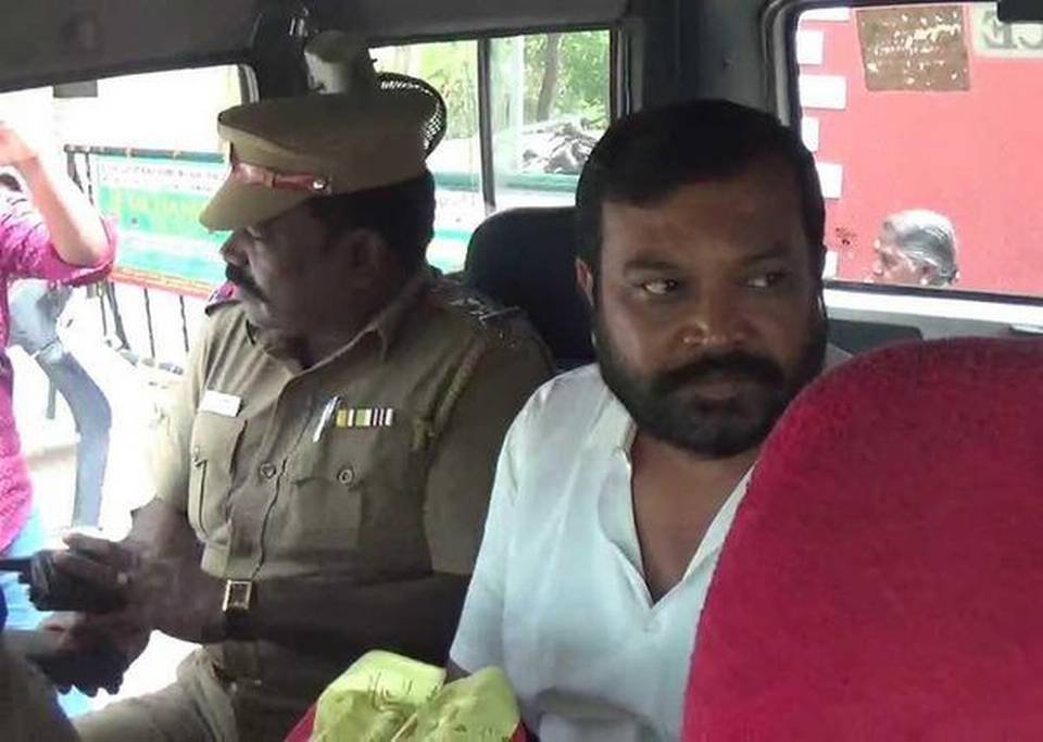 சந்தியாவை நான் கொல்லவில்லை என்று கோர்ட்டில் கூறிய சைக்கோ பாலகிருஷ்ணன்! சென்னை: சந்தியாவை நான் கொல்லவில்லை என ஆலந்தூர் நீதிமன்றத்தில் அவரது கணவர் திடீர் என்று கூறியுள்ளார்.சென்னை ஜாபர்கான்பேட்டையை சேர்ந்தவர் பாலகிருஷ்ணன் இவருடைய மனைவி பெயர் சந்தியா. பாலகிருஷ்ணன் சினிமா துறையில் இயக்குநர் மற்றும் தயாரிப்பாளர்.சந்தியாவுக்கு சினிமாவில் நடிக்க ஆசை இருந்தது.ஆனால் இதை விரும்பாத பாலகிருஷ்ணன் கோபமடைந்துள்ளார். பின்னர் சந்தியாவிடம் நடிக்கும் ஆசையை விட்டு விடுமாறு கூறியும் அதற்கு மறுத்துள்ளார் . கடந்த 19-ஆம் தேதி சந்தியாவுக்கு வாய்ப்பு வாங்கித் தருவதாக கூறி தனது வீட்டுக்கு அழைத்துள்ளார் பாலகிருஷ்ணன். நம்பி சென்ற சந்தியாவிடம் நடிக்கும் எண்ணத்தை விட்டுவிடுமாறு கூறியும் மறுத்துள்ளார் . இதனால் இருவருக்கும் இடையே தகராறு ஏற்பட்டது.வீட்டை விட்டு வெளியே செல்ல முயன்ற சந்தியாவை தடுத்த பாலகிருஷ்ணன் சுத்தியலால் அடித்தது கொன்றதாக கூறப்படுகிறது .உயிரிழந்த சந்தியாவின் உடலை வெட்டி வீசியதாக காவல்துறையிடம் தெரிவித்துள்ளார்.பாலகிருஷ்ணன் ஆலந்தூர் நீதிமன்றத்தில் ஆஜர்படுத்தப்பட்டார். அப்போது நீதிபதியிடம், சந்தியாவை தான் கொல்லவில்லை என்று கூறியுள்ளார் . அவரை பிப்ரவரி 19-ஆம் தேதி வரை காவலில் வைக்க நீதிமன்றம் உத்தரவிட்டுள்ளது.