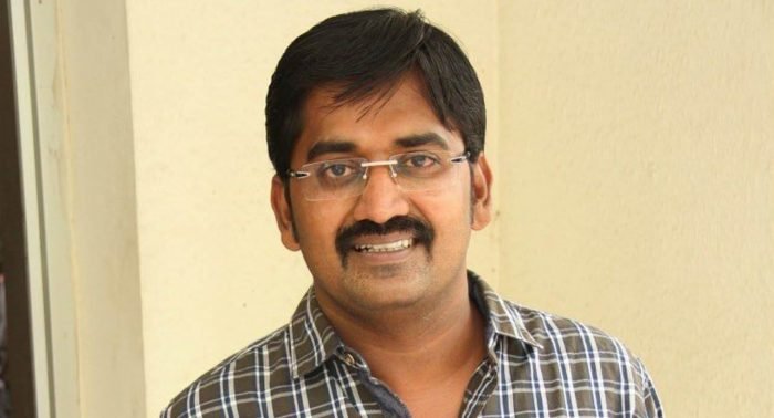 நகைச்சுவை நடிகர் கருணாகரன் மீது போலீசில் புகார் கொடுத்த இயக்குனர் சென்னை: கடந்த பிப்ரவரி 7 ம் தேதி சீயோன் இயக்கிய 'பொதுநலன் கருதி' என்ற திரைப்படம் வெளியானது. 'பொதுநலன் கருதி' படத்தின் விளம்பரப்படுத்துதல் நிகழ்ச்சிக்கு நடிகர் கருணாகரன் வரவில்லை என்று கூறப்படுகிறது . இது தொடர்பாக அவரது வருத்தத்தை இயக்குனர் சீயோன் நிகழ்ச்சி ஒன்றில் தெரிவித்தார் . இதற்கு கருணாகரன் இணை தயாரிப்பாளர் விஜய் ஆனந்திற்கு தொலைபேசி மூலம் மிரட்டல் விடுத்தாகக் கூறப்படுகிறது. இதனால் இயக்குனர் சீயோன் மற்றும் படத்தின் இணை தயாரிப்பாளர் விஜய் ஆனந்த் சென்னை காவல்துறை ஆணையர் அலுவலகத்தில் நடிகர் கருணாகரன் மீது புகார் அளித்துள்ளனர். இந்த படத்தில் நடிக்க கருணாகரனுக்கு 25 லட்சம் ரூபாய் பணம் கொடுக்கப்பட்டது. ஆனால் திரைப்படத்தின் இசை வெளியீட்டு விழா மற்றும் விளம்பரப்படுத்துதல் நிகழ்ச்சிகளுக்கு அழைத்தும் நடிகர் கருணாகரன் வரவில்லை. செய்தியாளர்களை சந்தித்த இயக்குனர் சீயோன் , எங்களுக்கு கந்துவட்டிக்காரர்களால் படத்தை வெளியிடுவதில் பிரச்சனை வந்தது . இப்போது கருணாகரன் மிரட்டுகிறார் என்றார். இது தொடர்பாக தயாரிப்பாளர் சங்க தலைவர் விஷால் மற்றும் நடிகர் சங்க தலைவர் நாசர் ஆகியோரிடம் முறையிட உள்ளதாகவும் தெரிவித்தார்.