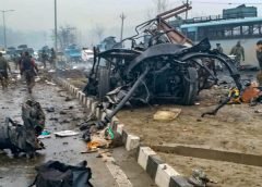 காஷ்மீரில் நடந்த பெரிய தீவிரவாத தாக்குதலில் 42 வீரர்கள் பலி ஸ்ரீநகர்: புல்வாமா மாவட்டத்தின் அவந்திபோரா டவுன் பகுதியில் தற்கொலை தீவிரவாதி தாக்குதலில் ஈடுபட்ட ஒருவன் 350 கிலோ வெடி மருந்து காரை ரிசர்வ் போலீஸ் படையினர் சென்ற பேருந்து மீது மோதினான். இதில் ரிசர்வ் போலீஸ் படையினர் 42 பேர் உடல் சிதறி உயிரிழந்தனர் மற்றும் பலர் படுகாயம் அடைந்தனர். ஜம்முவிலிருந்து ஸ்ரீநகர் நோக்கி சென்று கொண்டிருந்த ரிசர்வ் போலீஸ் படையின் 70 பஸ்கள் ஒன்றன் பின் ஒன்றாக சென்று கொண்டிருந்தபோது, இந்த தாக்குதல் நடந்ததாக கூறப்படுகிறது.பஸ் மீது வாகனத்தால் மோதப்பட்டதும், அருகே மிகப்பெரிய சத்தத்தோடு மர்ம பொருள் வெடித்தது. இதையடுத்து துப்பாக்கியால் சுடும் சத்தம் கேட்டதாக அப்பகுதி மக்கள் தெரிவித்ததாக கூறப்படுகிறது . ஜெய்ஷ் இ முகமது தீவிரவாத குழு இந்த தாக்குதலை நடத்தியத்திற்கு பொறுப்பேற்றுள்ளது. அடில் அகமது என்ற தீவிரவாதியை கைது செய்துள்ளனர் . அடில் அகமது கடந்த வருடம்தான் ஜெய்ஷ் இ முகமது தீவிரவாத அமைப்பில் சேர்த்தது விசாரணையில் தெரியவந்துள்ளது. தீவிரவாத தாக்குதலுக்கு, தேசிய மாநாட்டு கட்சி தலைவர் ஓமர் அப்துல்லா கடும் கண்டனம் தெரிவித்துள்ளார். இதேபோல் டெல்லி முதல்வர் அரவிந்த் கெஜ்ரிவால், காங்கிரஸ் தலைவர் ராகுல் காந்தி மற்றும் பலர் இந்த தாக்குதலுக்கு கண்டனம் தெரிவித்துள்ளனர் . இந்த சம்பவம் பற்றி மத்திய உள்துறை அமைச்சர் ராஜ்நாத்சிங் ஜம்மு காஷ்மீர் உயர் காவல்துறை அதிகாரிகளை தொலைபேசி மூலம் தொடர்பு கொண்டு நடந்த விவரங்களை கேட்டதாக கூறப்படுகிறது . 20 வருடங்களில் காஷ்மீரில் நடத்தப்பட்ட மிகப்பெரிய தீவிரவாத தாக்குதல் இதுவே ஆகும் .