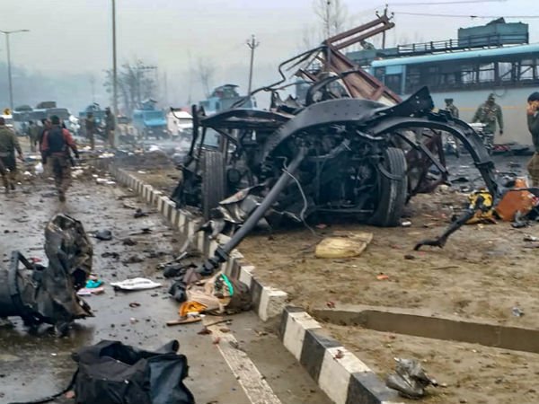 காஷ்மீரில் நடந்த பெரிய தீவிரவாத தாக்குதலில் 42 வீரர்கள் பலி ஸ்ரீநகர்: புல்வாமா மாவட்டத்தின் அவந்திபோரா டவுன் பகுதியில் தற்கொலை தீவிரவாதி தாக்குதலில் ஈடுபட்ட ஒருவன் 350 கிலோ வெடி மருந்து காரை ரிசர்வ் போலீஸ் படையினர் சென்ற பேருந்து மீது மோதினான். இதில் ரிசர்வ் போலீஸ் படையினர் 42 பேர் உடல் சிதறி உயிரிழந்தனர் மற்றும் பலர் படுகாயம் அடைந்தனர். ஜம்முவிலிருந்து ஸ்ரீநகர் நோக்கி சென்று கொண்டிருந்த ரிசர்வ் போலீஸ் படையின் 70 பஸ்கள் ஒன்றன் பின் ஒன்றாக சென்று கொண்டிருந்தபோது, இந்த தாக்குதல் நடந்ததாக கூறப்படுகிறது.பஸ் மீது வாகனத்தால் மோதப்பட்டதும், அருகே மிகப்பெரிய சத்தத்தோடு மர்ம பொருள் வெடித்தது. இதையடுத்து துப்பாக்கியால் சுடும் சத்தம் கேட்டதாக அப்பகுதி மக்கள் தெரிவித்ததாக கூறப்படுகிறது . ஜெய்ஷ் இ முகமது தீவிரவாத குழு இந்த தாக்குதலை நடத்தியத்திற்கு பொறுப்பேற்றுள்ளது. அடில் அகமது என்ற தீவிரவாதியை கைது செய்துள்ளனர் . அடில் அகமது கடந்த வருடம்தான் ஜெய்ஷ் இ முகமது தீவிரவாத அமைப்பில் சேர்த்தது விசாரணையில் தெரியவந்துள்ளது. தீவிரவாத தாக்குதலுக்கு, தேசிய மாநாட்டு கட்சி தலைவர் ஓமர் அப்துல்லா கடும் கண்டனம் தெரிவித்துள்ளார். இதேபோல் டெல்லி முதல்வர் அரவிந்த் கெஜ்ரிவால், காங்கிரஸ் தலைவர் ராகுல் காந்தி மற்றும் பலர் இந்த தாக்குதலுக்கு கண்டனம் தெரிவித்துள்ளனர் . இந்த சம்பவம் பற்றி மத்திய உள்துறை அமைச்சர் ராஜ்நாத்சிங் ஜம்மு காஷ்மீர் உயர் காவல்துறை அதிகாரிகளை தொலைபேசி மூலம் தொடர்பு கொண்டு நடந்த விவரங்களை கேட்டதாக கூறப்படுகிறது . 20 வருடங்களில் காஷ்மீரில் நடத்தப்பட்ட மிகப்பெரிய தீவிரவாத தாக்குதல் இதுவே ஆகும் .