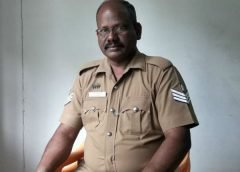 உடல்நிலை சரியில்லாத தாயை கவனிக்க விடுமுறை கேட்டும் கிடைக்காததால் காவலர் தற்கொலை நாகப்பட்டனம்: தாய் பாசத்தால் தற்கொலை செய்த காவலர் .நாகை மாவட்டத்தில் உள்ள தேத்தாகுடி வடக்கு கிராமத்தை சேர்ந்தவர் மாமணி (45). மாமணி மயிலாடுதுறையில் மதுவிலக்கு பிரிவில் கோர்ட் வழக்குகளை பார்க்கும் பணியில் இருந்துள்ளார். அவர் குடும்பத்தில் மனைவி வளர்மதி , மாமதி என்ற 12 வயது மகளும், சுவைமணி என்ற 9 வயது மகனும் உள்ளனர். மாமணியுடன் அவரது தந்தை சுப்பிரமணியன் மற்றும் தாய் சரோஜினி வசித்து வந்தனர். மாமணியின் தாய் சரோஜினிக்கு உடல்நிலை சரியில்லை . கடந்த வாரம் அவரது தாயின் உடல்நிலை மிகவும் மோசமானதை அடுத்து இன்ஸ்பெக்டரிடம் மாமணி தொலைபேசி மூலம் விடுமுறை கேட்டதாக கூறப்படுகிறது. இன்ஸ்பெக்டர் விடுமுறை மறுத்ததாக கூறப்படுகிறது . மனமுடைந்த மாமணி 6 நாள் விடுமுறை கோரிய கடிதத்தை எழுதி காவல் நிலையத்தில் வைத்து விட்டு தனது ஊருக்கு தாயை கவனிக்க சென்று விட்டார்.. பிறகு மீண்டும் பணிக்கு செல்ல காவல்நிலையத்திற்கு போன் செய்து தனது விடுமுறை கோரிக்கை பற்றி விசாரித்த போது மறுக்கப்பட்டதை சக காவலர் தெரிவித்தார். இதனால் மனமுடைந்த மாமணி வீட்டிலேயே விஷம் அருந்தினார் . இதுகுறித்து தகவல் அறிந்த உறவினர்கள் சிகிச்சைக்காக அவரை தஞ்சை அரசு மருத்துவமனையில் சேர்த்தனர். ஆனால் அவர் சிகிச்சை பலனின்றி இறந்துவிட்டார். இதுகுறித்து காவல்துறையினர் விசாரித்து வருகின்றனர். இந்த சம்பவம் அப்பகுதியில் சோகத்தை ஏற்படுத்தியுள்ளது.