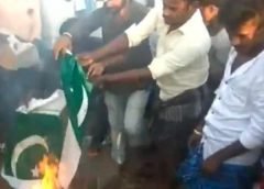 பாகிஸ்தான் தேசிய கொடியை எரித்த சிஆர்பிஎப் வீரர் சுப்பிரமணியனின் ஊர் மக்கள் தூத்துக்குடி: தூத்துக்குடி மாவட்டத்தை சேர்ந்த சிஆர்பிஎப் வீரர் சுப்பிரமணியனின் ஊரில் பாகிஸ்தானுக்கு எதிராக போராட்டம் நடத்தி பாகிஸ்தான் தேசிய கொடியை எரித்தனர்.புல்வாமா தீவிரவாத தாக்குதலில் பலர் வீரமரணம் அடைத்தனர் ,அதில் தூத்துக்குடி மாவட்டத்தில் உள்ள சவாலாப்பேரி கிராமத்தை சேர்ந்த சுப்பிரமணியன் அவரும் வீரமரணம் அடைந்தார். சுப்பிரமணியன் கொல்லப்பட்ட காரணத்தால் அவரது கிராமத்தினர் கோபத்தில் உள்ளனர். இதனால் ஊரே சோகத்தில் ஆழ்ந்துள்ளது. சுப்பிரமணியனின் நண்பர்கள் மற்றும் கிராம மக்கள் இணைந்து பாகிஸ்தான் நாட்டின் தேசிய கொடியை எரித்து தங்களது கோபத்தை வெளிப்படுத்தினர்.மேலும், தீவிரவாத தாக்குதல் நடத்தியதாக கூறப்படும் ஜெய்ஷ்-இ-முகமது தீவிரவாத அமைப்பைச் சேர்ந்த அடில் அகமது தார் உருவ பொம்மை எரித்து கோஷங்களை எழுப்பினர்.