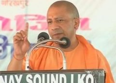 உத்தரபிரதேச முதல்வர் யோகி ஆதித்யநாத்தை அலையவைத்த மேற்குவங்க முதல்வர் மமதா பானர்ஜி லோக்சபா தேர்தலையொட்டி மேற்கு வங்கத்தில் அதிக தொகுதிகளில் கைப்பற்றிவிட வேண்டும் என பாஜக பொதுக்கூட்டங்களை நடத்த அக்கட்சி திட்டமிட்டுள்ளது. இதன் ஒருபகுதியாக பிரதமர் நரேந்திர மோடி சில தினங்களுக்கு முன்பு துர்காபூரில் தேர்தல் பிரச்சாரத்தை தொடங்கி வைத்தார்.பிறகு உ.பி. முதல்வர் யோகி ஆதித்யநாத்தை பிரச்சாரம் செய்ய கொண்டு வந்துள்ளது பாஜக தலைமை. சிபிஐ மற்றும் கொல்கத்தா போலீஸ் கமிஷனர் இடையே மோதலால் கோபத்தில் போராட்டத்தில் குதித்த மேற்குவங்க முதல்வர் மமதா பானர்ஜி ஆதித்யநாத்தை அலைக்கழித்துவிட்டார். இருமுறை யோகி ஆதித்யநாத் ஹெலிகாப்டர் தரையிறங்க திடீரென மேற்கு வங்க அரசு அனுமதி மறுத்தது. மேற்குவங்க மாநிலம் புருலியா பகுதி பாஜக கூட்டத்தில் பங்கேற்க வந்த யோகி ஆதித்யநாத்தின் ஹெலிகாப்டர் தரையிறங்க அனுமதி வழங்காததால் அண்டை மாநிலமான பாஜக ஆளும் ஜார்கண்ட்டில் இறங்கி அங்கேயிருந்து கார் மூலமாக புருலியா சென்று கூட்டத்தில் கலந்து கொண்டார் .அங்கு திரண்டிருந்த பாஜக தொண்டரிடம் உரையாடிய போது மமதா பானர்ஜி சக முதல்வருக்கே ஹெலிகாப்டர் தரையிறங்க அனுமதி மறுக்கும் அளவுக்கு சர்வாதிகார குணம் கொண்டவர் என குற்றம்சாட்டி அவருடைய கோபத்தை வெளிப்படுத்தினார் யோகி ஆதித்யநாத்.