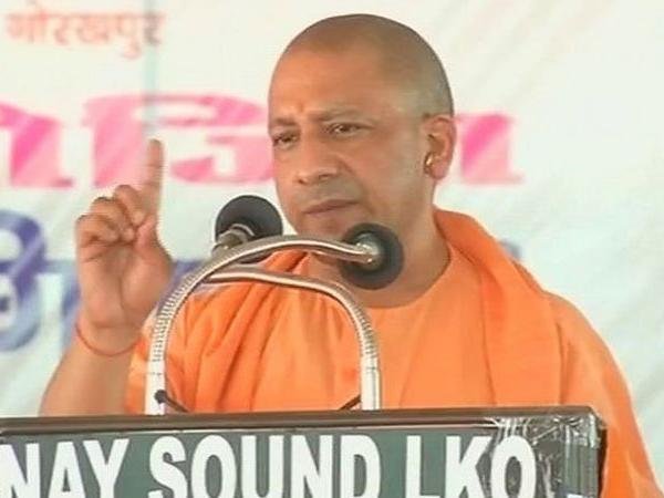 உத்தரபிரதேச முதல்வர் யோகி ஆதித்யநாத்தை அலையவைத்த மேற்குவங்க முதல்வர் மமதா பானர்ஜி லோக்சபா தேர்தலையொட்டி மேற்கு வங்கத்தில் அதிக தொகுதிகளில் கைப்பற்றிவிட வேண்டும் என பாஜக பொதுக்கூட்டங்களை நடத்த அக்கட்சி திட்டமிட்டுள்ளது. இதன் ஒருபகுதியாக பிரதமர் நரேந்திர மோடி சில தினங்களுக்கு முன்பு துர்காபூரில் தேர்தல் பிரச்சாரத்தை தொடங்கி வைத்தார்.பிறகு உ.பி. முதல்வர் யோகி ஆதித்யநாத்தை பிரச்சாரம் செய்ய கொண்டு வந்துள்ளது பாஜக தலைமை. சிபிஐ மற்றும் கொல்கத்தா போலீஸ் கமிஷனர் இடையே மோதலால் கோபத்தில் போராட்டத்தில் குதித்த மேற்குவங்க முதல்வர் மமதா பானர்ஜி ஆதித்யநாத்தை அலைக்கழித்துவிட்டார். இருமுறை யோகி ஆதித்யநாத் ஹெலிகாப்டர் தரையிறங்க திடீரென மேற்கு வங்க அரசு அனுமதி மறுத்தது. மேற்குவங்க மாநிலம் புருலியா பகுதி பாஜக கூட்டத்தில் பங்கேற்க வந்த யோகி ஆதித்யநாத்தின் ஹெலிகாப்டர் தரையிறங்க அனுமதி வழங்காததால் அண்டை மாநிலமான பாஜக ஆளும் ஜார்கண்ட்டில் இறங்கி அங்கேயிருந்து கார் மூலமாக புருலியா சென்று கூட்டத்தில் கலந்து கொண்டார் .அங்கு திரண்டிருந்த பாஜக தொண்டரிடம் உரையாடிய போது மமதா பானர்ஜி சக முதல்வருக்கே ஹெலிகாப்டர் தரையிறங்க அனுமதி மறுக்கும் அளவுக்கு சர்வாதிகார குணம் கொண்டவர் என குற்றம்சாட்டி அவருடைய கோபத்தை வெளிப்படுத்தினார் யோகி ஆதித்யநாத்.