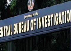 டெண்டருக்கு லஞ்சம் வாங்கியதற்காக விமான நிலைய ஆணைய உயர் அதிகாரி கைது புதுடெல்லி: ‘டி’ பிரிவு விமான நிலையங்களை கையாள்வதற்கு டெண்டர் விடப்பட்டது .ரவிசந்திரன் என்பவர் இந்திய விமான நிலையங்களின் ஆணையத்தில் செயல் இயக்குனராக (நிதி) இருந்து வந்துள்ளார். அந்த டெண்டர் கிடைக்க சென்னையை சேர்ந்த ஒரு நிறுவனத்தின் அதிபரிடம் ரவிசந்திரன் லஞ்சம் கேட்டதாக கூறப்படுகிறது .லஞ்சம் கொடுக்க விருப்பம் இல்லாததால் நிறுவனத்தின் அதிபர் சி.பி.ஐ.யிடம் புகார் செய்தார். சி.பி.ஐயின் வழிகாட்டுதலின்படி ரசாயன பவுடர் தடவிய ரூ.2 லட்சம் மதிப்புள்ள ரூபாய் நோட்டுகளை நேற்று ரவிசந்திரனிடம் நிறுவனத்தின் அதிபர் வழங்கினார். பிறகு அங்கே பதுங்கி இருந்த சி.பி.ஐ. அதிகாரிகள் ரவிசந்திரனை கைது செய்து,அந்த லஞ்சப்பணத்தை கைப்பற்றினர். கைதுசெய்யப்பட்ட நபருக்கு சொந்தமான இடங்களில் சோதனை நடத்தப்பட்டு முக்கிய ஆவணங்கள் சிக்கியதாக கூறப்படுகிறது.