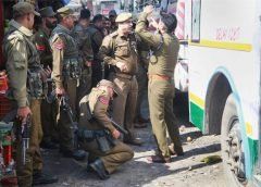 ஜம்மு பஸ் நிலையத்தில் குண்டு வீசிய சிறுவன் கைது ஜம்மு - காஷ்மீர்: ஜம்மு பஸ் நிலையத்தில் இரண்டு நாள் முன்பு குண்டு வீசியதில் இரண்டு பேர் பலியானார்கள் மற்றும் 32 பேர் காயம் அடைந்தனர். இது சம்மந்தமாக ஒருவனை போலீசார் கைது செய்தனர் .அவனை விசாரித்தபோது அவன் கூறியது "நான் ஒன்பதாம் வகுப்பு படிக்கிறேன். எனக்கு தந்தை மற்றும் இரண்டு சகோதரர்கள் உள்ளனர். இந்த வெடிகுண்டை ஜம்மு பஸ் நிலையத்தில் வீசினால் எனக்கு 50 ஆயிரம் ரூபாய் தருவதாக கூறியதால் நான் வீசினேன்". இந்த சிறுவனிடம் வெடிகுண்டை வழங்கியது ஹிஜ்புல் முஜாகிதீன் பயங்கரவாதி முசாமில் என்பது தெரிந்தவுடன் அவனையும் போலீசார் கைது செய்தனர் . இவனை விசாரித்தபோது இவன் கூறுகையில் "குல்காம் மாவட்டத்தைச் சேர்ந்த ஹிஸ்புல் பயங்கரவாதி பயாஸ் என்னிடம் வெடிகுண்டை கொடுத்து மக்கள் அதிகமாக நடமாடும் பகுதியில் எறியும்படி கூறினான். ஆனால் எனக்கு பயமாக இருந்ததால் வெடிகுண்டை சிறுவனிடம் கொடுத்து எறியும்படி கூறினேன். " என்று பயங்கரவாதி முசாமில் தெரிவித்தான்.