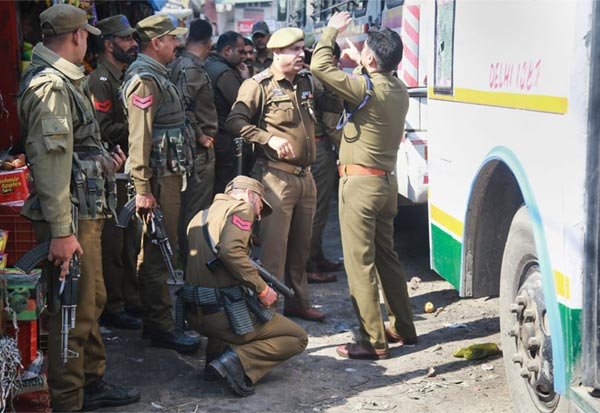 ஜம்மு பஸ் நிலையத்தில் குண்டு வீசிய சிறுவன் கைது ஜம்மு - காஷ்மீர்: ஜம்மு பஸ் நிலையத்தில் இரண்டு நாள் முன்பு குண்டு வீசியதில் இரண்டு பேர் பலியானார்கள் மற்றும் 32 பேர் காயம் அடைந்தனர். இது சம்மந்தமாக ஒருவனை போலீசார் கைது செய்தனர் .அவனை விசாரித்தபோது அவன் கூறியது "நான் ஒன்பதாம் வகுப்பு படிக்கிறேன். எனக்கு தந்தை மற்றும் இரண்டு சகோதரர்கள் உள்ளனர். இந்த வெடிகுண்டை ஜம்மு பஸ் நிலையத்தில் வீசினால் எனக்கு 50 ஆயிரம் ரூபாய் தருவதாக கூறியதால் நான் வீசினேன்". இந்த சிறுவனிடம் வெடிகுண்டை வழங்கியது ஹிஜ்புல் முஜாகிதீன் பயங்கரவாதி முசாமில் என்பது தெரிந்தவுடன் அவனையும் போலீசார் கைது செய்தனர் . இவனை விசாரித்தபோது இவன் கூறுகையில் "குல்காம் மாவட்டத்தைச் சேர்ந்த ஹிஸ்புல் பயங்கரவாதி பயாஸ் என்னிடம் வெடிகுண்டை கொடுத்து மக்கள் அதிகமாக நடமாடும் பகுதியில் எறியும்படி கூறினான். ஆனால் எனக்கு பயமாக இருந்ததால் வெடிகுண்டை சிறுவனிடம் கொடுத்து எறியும்படி கூறினேன். " என்று பயங்கரவாதி முசாமில் தெரிவித்தான்.