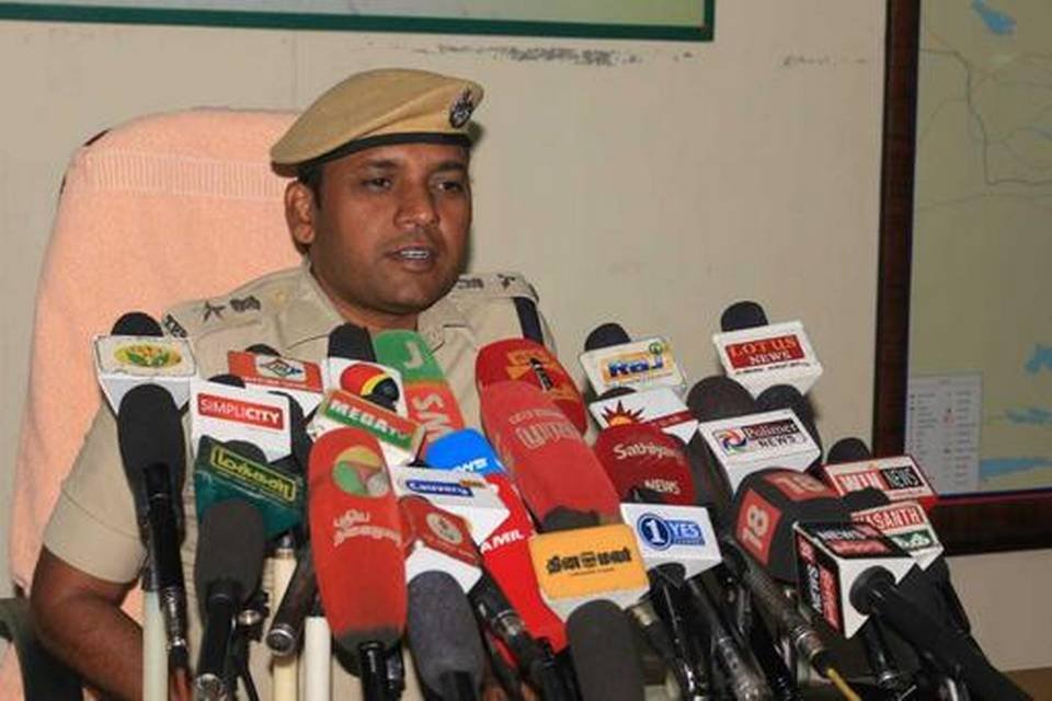 கோவை எஸ்.பி மீது வழக்கு பதிவு செய்ய சென்னை உயர்நீதிமன்றம் தடை சென்னை :பொள்ளாச்சி பாலியல் சம்பவத்தில் சம்மந்தப்பட்ட மாணவியின் பெயரை வெளியிட்ட கோவை எஸ்பி பாண்டியராஜன் மீது பொது மக்கள் தங்களது கோபத்தை வெளிப்படுத்தினார்கள்.பொள்ளாச்சியின்பாலியல் வன்கொடுமை சம்பவம் நாடு முழுவதும் பெரும் பரபரப்பை ஏற்படுத்தியது. இதில், திருநாவுக்கரசு, சபரிராஜன், சதீஷ், வசந்தகுமார் ஆகியோர் கைது செய்யப்பட்டு பிறகு வழக்கு விசாரணை சிபிசிஐடிக்கு மாற்றப்பட்டது . ஏற்கனவே திருநாவுக்கரசிடம் 4 நாட்கள் சிபிசிஐடி போலீசார் விசாரணை மேற்கொண்ட நிலையில், மேலும் 3 பேரிடம் விசாரணை நடத்த சிபிசிஐடி போலீசார் திட்டமிட்டுள்ளனர். பொள்ளாச்சி சம்பவத்தில் பாதிக்கப்பட்ட மாணவியின் பெயரை வெளியிட்ட கோவை எஸ்பி பாண்டியராஜன் மற்றும் உள்துறை செயலாளர் நிரஞ்சன் மார்டின் மீது ஒழுங்கு நடவடிக்கை எடுக்கப்பட்டுள்ளதாக தமிழக அரசு தரப்பில் இருந்து நீதிமன்றத்தில் தெரிவிக்கப்பட்டுள்ளது. பாதிக்கப்பட்ட மாணவியின் பெயரை வெளிட்டதால் எஸ்பி மற்றும் உள்துறை செயலாளர் மீது உடனடியாக நடவடிக்கை எடுக்க வேண்டும் என்று வழக்கறிஞர் சூர்யபிரகாசம் சென்னை உயர்நீதிமன்றத்தில் வழக்கு தொடர்ந்தார்.உயர்நீதிமன்றம் உயர்நிதிமன்றத்தில் விசாரணைக்கு வந்த போது தமிழக அரசு தரப்பில் ஆஜராகிய வழக்கறிஞர் மாணவியின் பெயரை வெளியிட்ட எஸ்பி பாண்டியராஜன் மீது ஒழுங்கு நடவடிக்கை எடுக்கப்பட்டுள்ளது என்று தெரிவித்ததால், இந்த வழக்கு தொடர்பான விசாரணைக்கு முதலில் கீழமை உயர்நீதிமன்றத்தை அணுகுமாறு மனுதாரருக்கு உயர்நீதிமன்றம் உத்தரவிட்டுள்ளது.