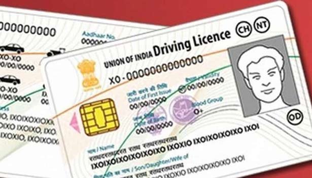 கார்டு வடிவத்தில் வாகன ஆர்.சி. புத்தகம் - மத்திய அரசு அறிவிப்பு புதுடெல்லி:ஓட்டுனர் உரிமம் மற்றும் வாகன ஆர்.சி. புத்தகத்தை பிளாஸ்டிக் கார்டு வடிவத்தில் வழங்க மத்திய தரைவழி போக்குவரத்து மற்றும் நெடுஞ்சாலைத்துறை அமைச்சகம் முடிவு செய்துள்ளது .காகித வடிவத்தில் வழங்குவதை கைவிட்டு விட்டு பிளாஸ்டிக் கார்டு வடிவத்தில் வழங்க அமைச்சகம் முடிவு செய்துள்ளது. இது தொடர்பாக புதிய விதிமுறைகளை அமைச்சகம் உருவாக்கி உள்ளது. இந்த கார்டுகளை பி.வி.சி. அல்லது பாலி கார்பனைட்டால் மாநில அரசுகள் தயாரித்துக் கொள்ளலாம் என்று கூறியுள்ளது. இந்த கார்டுகளை தரமாக தயாரித்து கொள்ளும்படி மாநில அரசுக்கு அமைச்சகம் கூறியுள்ளது.