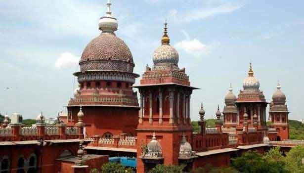 சட்டவிரோதமாக தங்கியிருந்த வங்காளதேசத்தை சேர்ந்த 6 பேரை நாடு கடத்த வேண்டும்- உயர்நீதிமன்றம் சென்னை:திருப்பூரில் வங்காளதேசத்தை சேர்ந்த சிலர் தங்கியிருப்பதாக போலீசாருக்கு தகவல் கிடைத்தது. அங்கு சென்ற போலீஸ் முகமது சலீம், முகமது ராபின் உசையன் உள்பட 6 பேர் முறையான அனுமதியும் இல்லாமல் திருப்பூரில் இருந்தது தெரியவந்தது.பிறகு அந்த 6 பேரையும் வேலப்பாளையம் போலீசார் பிடித்து விசாரித்து உறுதி செய்தனர் . அவர்களை வெளிநாட்டவர் சட்டத்தின் கீழ் கைது செய்தனர். இந்த 6 பேரும் ஜாமீன் கேட்டு சென்னை ஐகோர்ட்டில் மனு தாக்கல் செய்தனர் . இந்த மனுவை நீதிபதி என்.ஆனந்த்வெங்கடேஷ் விசாரித்தார். நீதிபதி பிறப்பித்த உத்தரவில், ‘முறையான அனுமதியில்லாமல் இந்தியாவில் தங்கியுள்ள வங்காளதேசத்தை சேர்ந்த 6 பேரும் பற்றியும் குடியுரிமை துறைக்கு தகவல் தெரிவித்து, அவர்களை சொந்த நாட்டுக்கு நாடு கடத்த வேண்டும்.இவர்களை சிறையில் வைப்பதால் எந்த பயனும் இல்லை என்றும் அவர்களை அவர்களது நாட்டிற்கு அனுப்பி வைக்க தகுந்த நடவடிக்கை எடுக்க வேண்டும் .இதை திருப்பூர் மாவட்ட போலீஸ் சூப்பிரண்டு எடுக்க வேண்டும்’ என்று கூறியுள்ளார்.