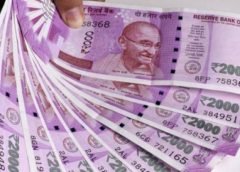 சென்னை: அண்ணா சாலையில் உள்ள இந்தியன் வங்கி ஏடிஎம் ஒன்றில் நேற்று இரவு 8 மணியளவில் ஒரு வடமாநில இளைஞர் பணம் செலுத்திக் கொண்டிருந்தார். அவர் நீண்ட நேரம் கட்டுக்கட்டாக பணம் செலுத்தி உள்ளார். அவரிடம் அருகில் இருந்த பையிலும் கட்டுக்கட்டாக பணம் இருந்ததை கண்ட வாடிக்கையாளர் ஒருவர் பார்த்து அதிர்ச்சி அடைந்துள்ளார். உடனே இதை பற்றி அந்த வழியாக வந்த திருவல்லிக்கேணி காவலரிடம் தெரிவித்தார். பிறகு காவலர்கள் சம்மந்தப்பட்ட இளைஞரை தனியாக அழைத்து சென்று விசாரணை நடத்தியபோது தட்டுத் தடுமாறி தான் பதிலளித்தார் . அவரிடம் இருந்த மொத்த பணம் ரூ.17.8 லட்சம் இருந்ததாக கூறப்படுகிறது . பின்னர் அவரை காவல் நிலையம் அழைத்துச் சென்று விசாரித்த போது அவர் பெயர் ரத்தர் சாகிப்(29) என்றும் ,சென்னை மண்ணடியில் உள்ள நைனியப்பன் தெருவைச் சேர்ந்ததும் தெரியவந்தது. பறிமுதல் செய்யப்பட்ட பணம் ஹவாலாக இருக்கும் என்பதால் சம்பந்தப்பட்ட நபரை அமலாக்கத்துறையில் போலீசார் ஒப்படைத்தனர்.இந்த பணம் பற்றி அமலாக்கத்துறை விசாரணையில் தெரியவரும் .