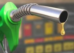 கோவையில் உள்ள சேரன்மா நகரை சேர்ந்தவர் கணேஷ் பிரபு. இவர் தனியார் கல்லூரியில் ஒன்றில் பேராசிரியராக பணிபுரிந்து வருகிறார்.கடந்த மாதம் 17ஆம் தேதி வழக்கம் போல் வீட்டின் வெளியே இரு சக்கர வாகனத்தை நிறுத்தி விட்டு வீட்டுக்குள் சென்றார் பிறகு வெளியே செல்வதற்கு இருசக்கர வாகனத்தை ஸ்டார்ட் செய்யும் பொழுது தான் பெட்ரோல் திருடப்பட்டதை உணர்த்தார். பிறகு தனது வீட்டில் உள்ள கண்காணிப்பு கேமராவை பார்த்தபோது நூதனமாக முறையில் அவரது பெட்ரோலை இளைஞர்கள் திருடியது தெரியவந்தது.கேமராவில் அவர்கள் முதலில் ஆள் இல்லாதபோது பெட்ரோல் வரும் இடத்தில் கேனை வைத்துவிட்டு செல்கிறார்கள் பிறகு பெட்ரோல் நிரம்பியதும் மீண்டு அந்த கேனை எடுத்து செல்கிறார்கள். இந்த காட்சிகள் கண்காணிப்பு கேமராவில் பதிவாகியுள்ளது.இந்த காட்சிகள் சமூக வலைதளங்களில் வைரலாக பரவி வருவது குறிப்பிடதக்கது.