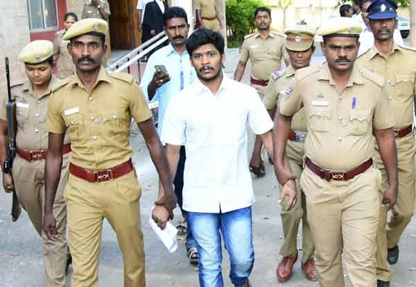 கொலை குற்றவாளியின் தூக்குத் தண்டனையை நிறுத்தி வைத்தது உச்சநீதிமன்றம் புதுடெல்லி:தேனி அருகே உள்ள சுருளிமலையில் கடந்த 2011ம் ஆண்டு காதலர்கள் கஸ்தூரி மற்றும் எழில் முதல்வன் கொடூரமான முறையில் வெட்டி கொலை செய்யப்பட்டனர். இந்த சமந்தமாக திவாகர் என்பவரை கைது செய்தனர் . திவாகரை தேனி மாவட்ட நீதிமன்றத்தில் ஆஜர்படுத்தினர். வழக்கை விசாரித்த தேனி மாவட்ட நீதிமன்றம், கடந்த ஆண்டு மார்ச் மாதம் திவாகருக்கு தூக்குத் தண்டனை விதித்து தீர்ப்பளித்தது. இந்த தண்டனையை எதிர்த்து உயர்நீதிமன்றத்தில் மனு தாக்கல் செய்தனர்.உயர்நீதிமன்றமும் திவாகருக்கு தூக்குத் தண்டனையை உறுதி செய்தது.இறுதியாக தூக்குத் தண்டனையை எதிர்த்து உச்ச நீதிமன்றத்தில் மேல்முறையீடு செய்யப்பட்டது. இந்த மனுவை விசாரணைக்கு ஏற்றது உச்சநீதிமன்றம். இந்த மனுவை விசாரித்த உச்சநீதிமன்றம் திவாகரின் தூக்குத் தண்டனையை நிறுத்தி வைத்துள்ளது. திவாகரின் மேல்முறையீட்டு மனு மீது தொடர்ந்து விசாரணை நடைபெறும் என தெரிவிக்கப்பட்டுள்ளது.திவாகருக்கு தூக்குத் தண்டனை வரும் 22ம் தேதி நிறைவேற்றப்பட இருந்தது குறிப்பிடதக்கது.