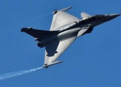 ரபேல் விவகாரம்: உச்சநீதிமன்றம் அதிரடி தீர்ப்பு டெல்லி :பிரான்ஸ் நாட்டின் டஸால்ட் ஏவியேஷன் நிறுனத்துடன் 36 ரஃபேல் போர் விமானங்களை வாங்குவதற்கு மத்திய அரசு ஒப்பந்தம் செய்தது . அந்த ஒப்பந்தத்தில் முறைகேடுகள் நடந்ததாக குற்றச்சாட்டு நடந்தது.இந்த முறைகேடு தொடர்பாக நீதிமன்ற கண்காணிப்பில் விசாரணை நடத்த வேண்டும் என்று பொதுநல மனு உச்ச நீதிமன்றத்தில் மூத்த வழக்கறிஞர் பிரசாந்த் பூஷண், முன்னாள் மத்திய அமைச்சர்கள் யஷ்வந்த் சின்ஹா, அருண் ஷோரி, ஆம் ஆத்மி எம்.பி. சஞ்சய் சிங் ஆகியோரால் தாக்கல் செய்ய பட்டது. இந்த வழக்கை விசாரித்து தீர்ப்பளித்த உச்ச நீதிமன்றம், இந்த விவகாரத்தில் விசாரணை நடத்துவதற்கும் மற்றும் நீதிமன்றம் தலையிடுவதற்கும் எந்த விதமான முறைகேடு இருப்பதாகத் தெரியவில்லை என்று கடந்த ஆண்டு டிசம்பர் 18-ம் தேதி தீர்ப்பளித்தது.இதனை எதிர்த்து உச்சநீதிமன்றத்தில் தொடரப்பட்ட மேல்முறையீட்டு மனுக்களை விசாரணைக்கு ஏற்பதாக உச்சநீதிமன்றம் அறிவித்துள்ளது. பத்திரிகையில் வெளியான ஆவணங்களை விசாரிக்கக் கூடாது என்று மத்திய அரசு நீதிமன்றத்திடம் கோரிக்கை விடுத்தது. அந்த மத்திய அரசின் கோரிக்கையை நீதிமன்றம் நிராகரித்தது.ரஃபேல் முறைகேடு விவகாரத்தில் ஆவணங்கள் மீது விரிவான விசாரணை நடத்தப்படும் என்று உச்சநீதிமன்றம் தெரிவித்தது . இந்த வழக்கு தொடர்பாக புதிய ஆவணங்களை தாக்கல் செய்யலாம் என்று உச்சநீதிமன்றம் தீர்ப்பளித்தது.