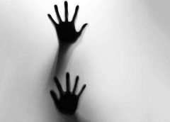 குழந்தைக்கு பாலியல் வன்கொடுமை அதற்கு உடந்தையாக இருந்த தாய் திருவள்ளூர்: திருவள்ளூர் மாவட்டம் கும்மிடிப்பூண்டி அருகில் உள்ள கிராமத்தைச் சேர்ந்த ஒரு தம்பதிக்கு மூன்று வயதில் பெண் குழந்தை உள்ளது. கடந்த 10 நாள்களுக்கு முன்பு மனைவியையும் குழந்தையையும் காணவில்லை என்று காவல்துறையில் புகார் அளித்தார்.பிறகு சில நாள்கள் கழித்து உறவினர் வீட்டுக்குச் சென்றதாகக் கூறி மனைவி குழந்தையுடன் வீடு திரும்பினார்.குழந்தைக்கு உடல் நலம் குறைவு ஏற்பட்டது .அதனால் குழந்தையை மருத்துவமனைக்கு அழைத்து சென்றுள்ளனர். மருத்துவர் குழந்தையை பரிசோதித்த போது பாலியல் வன்கொடுமை பற்றி அறிந்து அதிர்ச்சியடைந்தார்.இதை தம்பதியிடம் தெரிவித்தார்.இதை கேட்டு தந்தையும் அதிர்ச்சி அடைந்தார் .தாயிடம் மருத்துவர் என்ன நடந்தது என்று கேட்டபோது உண்மையை மறைத்து பிறகு ஒப்புக்கொண்டார் . சம்பந்தப்பட்ட காவல் நிலையத்துக்கு மருத்துவமனை தரப்பில் இருந்து தகவல் தெரிவிக்கப்பட்டது. இதையடுத்து கும்மிடிப்பூண்டி அனைத்து மகளிர் காவல் நிலையத்தில் வழக்குப்பதிவு செய்யப்பட்டது. விசாரணையில் குழந்தையின் அம்மாவுக்கும் இளைஞர்கள் சிவா மற்றும் மணியிடம் நட்பு இருந்துவந்துள்ளது. ஆந்திராவில் இளைஞர்களுடன் தங்கியிருந்த போது அந்தப் தாயின் அனுமதியோடு 3 வயது குழந்தையை சிவா மற்றும் மணி பாலியல் வன்கொடுமை செய்ததாக விசாரணையில் தெரியவந்துள்ளது. இதனால் மூன்று பேரையும் காவல்துறை கைது பிறகு சிறையில் அடைத்தனர்.