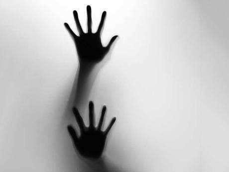 குழந்தைக்கு பாலியல் வன்கொடுமை அதற்கு உடந்தையாக இருந்த தாய் திருவள்ளூர்: திருவள்ளூர் மாவட்டம் கும்மிடிப்பூண்டி அருகில் உள்ள கிராமத்தைச் சேர்ந்த ஒரு தம்பதிக்கு மூன்று வயதில் பெண் குழந்தை உள்ளது. கடந்த 10 நாள்களுக்கு முன்பு மனைவியையும் குழந்தையையும் காணவில்லை என்று காவல்துறையில் புகார் அளித்தார்.பிறகு சில நாள்கள் கழித்து உறவினர் வீட்டுக்குச் சென்றதாகக் கூறி மனைவி குழந்தையுடன் வீடு திரும்பினார்.குழந்தைக்கு உடல் நலம் குறைவு ஏற்பட்டது .அதனால் குழந்தையை மருத்துவமனைக்கு அழைத்து சென்றுள்ளனர். மருத்துவர் குழந்தையை பரிசோதித்த போது பாலியல் வன்கொடுமை பற்றி அறிந்து அதிர்ச்சியடைந்தார்.இதை தம்பதியிடம் தெரிவித்தார்.இதை கேட்டு தந்தையும் அதிர்ச்சி அடைந்தார் .தாயிடம் மருத்துவர் என்ன நடந்தது என்று கேட்டபோது உண்மையை மறைத்து பிறகு ஒப்புக்கொண்டார் . சம்பந்தப்பட்ட காவல் நிலையத்துக்கு மருத்துவமனை தரப்பில் இருந்து தகவல் தெரிவிக்கப்பட்டது. இதையடுத்து கும்மிடிப்பூண்டி அனைத்து மகளிர் காவல் நிலையத்தில் வழக்குப்பதிவு செய்யப்பட்டது. விசாரணையில் குழந்தையின் அம்மாவுக்கும் இளைஞர்கள் சிவா மற்றும் மணியிடம் நட்பு இருந்துவந்துள்ளது. ஆந்திராவில் இளைஞர்களுடன் தங்கியிருந்த போது அந்தப் தாயின் அனுமதியோடு 3 வயது குழந்தையை சிவா மற்றும் மணி பாலியல் வன்கொடுமை செய்ததாக விசாரணையில் தெரியவந்துள்ளது. இதனால் மூன்று பேரையும் காவல்துறை கைது பிறகு சிறையில் அடைத்தனர்.