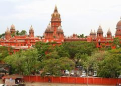 சென்னை: அரியலூர் மாவட்டம் செந்துநை அருகே 17 வயது இளம்பெண் கொலை செய்யப்பட்டார். இது சம்மந்தமாக மணிகண்டன் உட்பட 3 பேரை காவல்துறை கைது செய்தனர். வழக்கை சிபிசிஐடி விசாரணைக்கு மாற்றினால் நீதி கிடைக்கும் என்று இளம்பெண்ணின் தாய் கருதினார்.இதை அடுத்து இந்த வழக்கை சிபிசிஐடி விசாரணைக்கு மாற்ற கோரி இளம்பெண்ணின் தாய் சென்னை உயர்நீதிமன்றத்தில் மனுதாக்கல் தாக்கல் செய்தார்.அந்த மனுவை சென்னை உயர்நீதிமன்றம் தள்ளுபடி செய்தது.