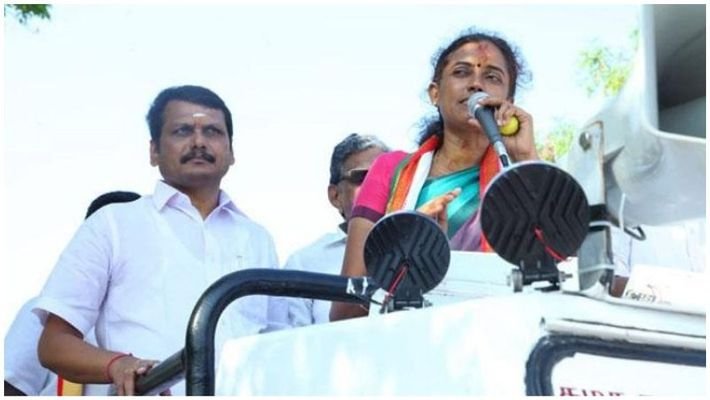 ஜோதிமணி மற்றும் செந்தில் பாலாஜிக்கு நிபந்தனை முன் ஜாமீன் வழங்கியது சென்னை உயர்நீதிமன்றம்! கரூரில் நாடாளுமன்றத் தேர்தலுக்காக காங்கிரஸ் வேட்பாளர் ஜோதிமணிக்கு ஆதரவாக பிரசாரம் செய்ய அனுமதி கேட்டு நூற்றுக்கும் மேற்பட்டோர் செந்தில் பாலாஜியுடன் மாவட்ட ஆட்சியர் வீட்டிற்கு சென்றதாக கூறப்படுகிறது.மாவட்ட ஆட்சியர் அன்பழகன் பாலாஜி, ஜோதிமணி உட்பட 3 பேர் மீது இரவு 12 மணிக்கு மேல் தனது வீட்டிற்கு வந்து மிரட்டியதாக புகார் அளித்தார் .அந்த புகாரின் அடிப்படையில் காவல் துறையினர் வழக்கு பதிவு செய்தனர். செந்தில் பாலாஜி மற்றும் ஜோதிமணி கைது செய்யப்படாமல் இருக்க வழக்கறிஞர் செந்தில்குமார் முன்ஜாமின் கேட்டு சென்னை உயர் நீதிமன்றத்தில் மனுதாக்கல் செய்தார்.அந்த முன்ஜாமின் மனு நீதிபதி ஆர்.சுப்பிரமணியன் முன்பு விசாரணைக்கு வந்தது. அந்த மனுவை விசாரித்த நீதிபதி ,வாரத்தில் மூன்று நாட்கள் அவர்கள் தாந்தோன்றி மலை காவல் நிலையத்தில் கையெழுத்திட வேண்டும் என்று நிபந்தனை முன் ஜாமீன் வழக்கினார்.